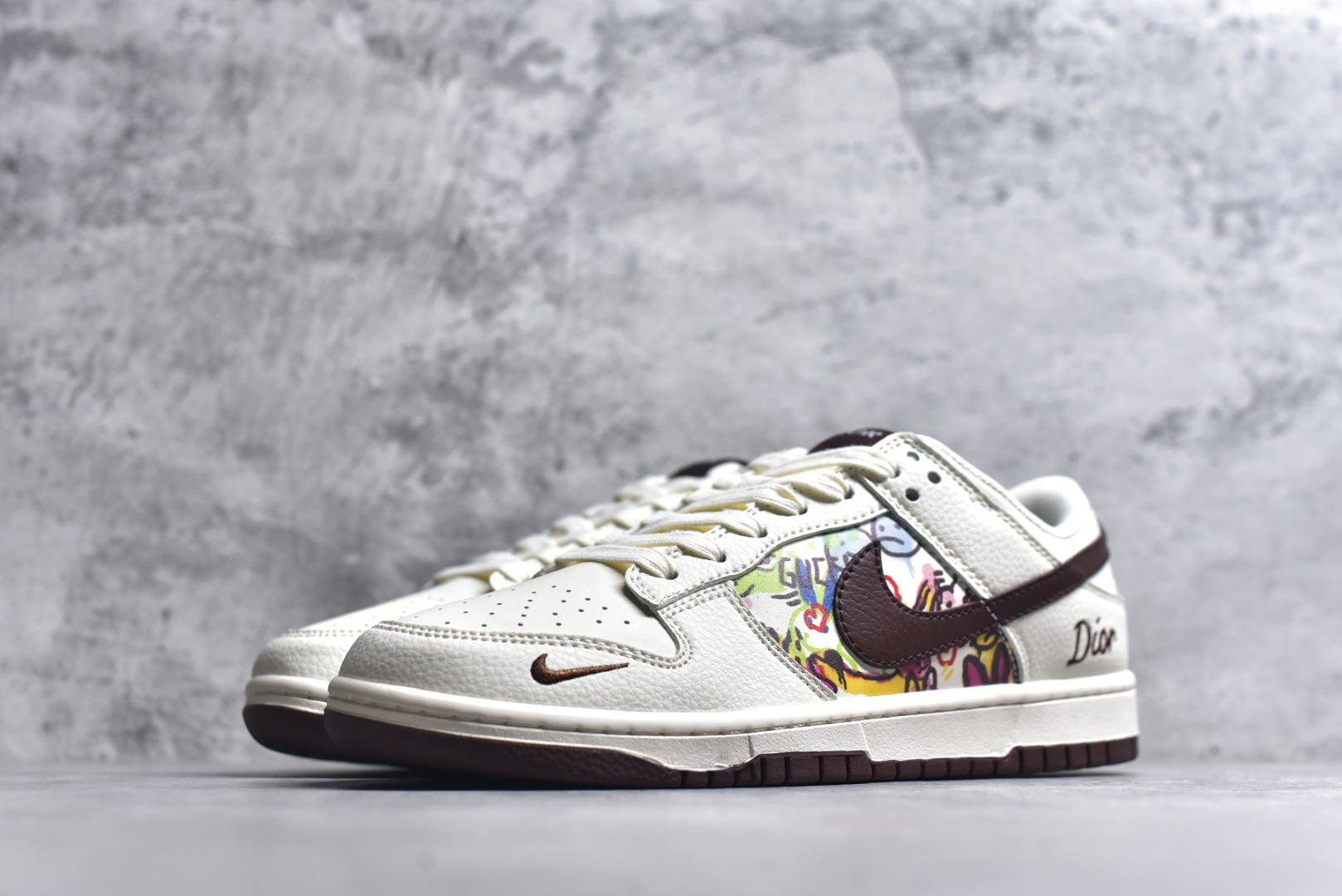 图片[2]-#海外爆款限量发售！Nike SB Dunk Low “迪奥联名——涂鸦米酒红勾” 高端定制 低帮休闲板鞋 定制鞋盒 大厂纯原品质出货 超高清洁度 皮料切割干净无任何毛边 细节完美 货号：QW5836-033 尺码：36 36.5 37.5 38 38.5 39 40 40.5 41 42 42.5 43 44 44.5 45-选品中心