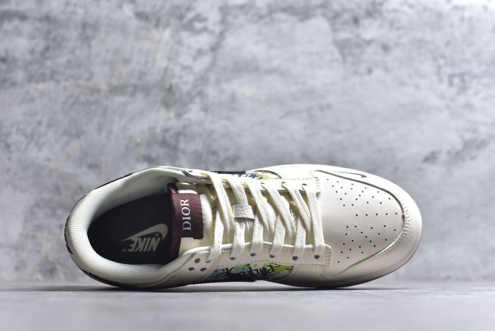 图片[4]-#海外爆款限量发售！Nike SB Dunk Low “迪奥联名——涂鸦米酒红勾” 高端定制 低帮休闲板鞋 定制鞋盒 大厂纯原品质出货 超高清洁度 皮料切割干净无任何毛边 细节完美 货号：QW5836-033 尺码：36 36.5 37.5 38 38.5 39 40 40.5 41 42 42.5 43 44 44.5 45-选品中心