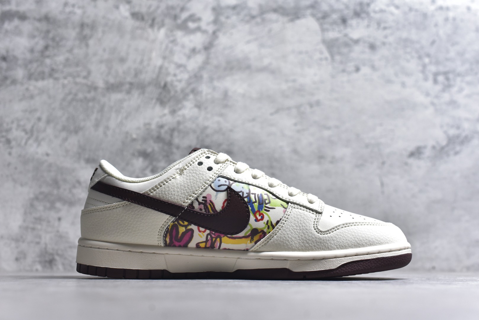 图片[3]-#海外爆款限量发售！Nike SB Dunk Low “迪奥联名——涂鸦米酒红勾” 高端定制 低帮休闲板鞋 定制鞋盒 大厂纯原品质出货 超高清洁度 皮料切割干净无任何毛边 细节完美 货号：QW5836-033 尺码：36 36.5 37.5 38 38.5 39 40 40.5 41 42 42.5 43 44 44.5 45-选品中心