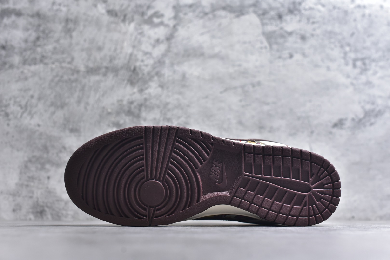 图片[6]-#海外爆款限量发售！Nike SB Dunk Low “迪奥联名——涂鸦米酒红勾” 高端定制 低帮休闲板鞋 定制鞋盒 大厂纯原品质出货 超高清洁度 皮料切割干净无任何毛边 细节完美 货号：QW5836-033 尺码：36 36.5 37.5 38 38.5 39 40 40.5 41 42 42.5 43 44 44.5 45-选品中心