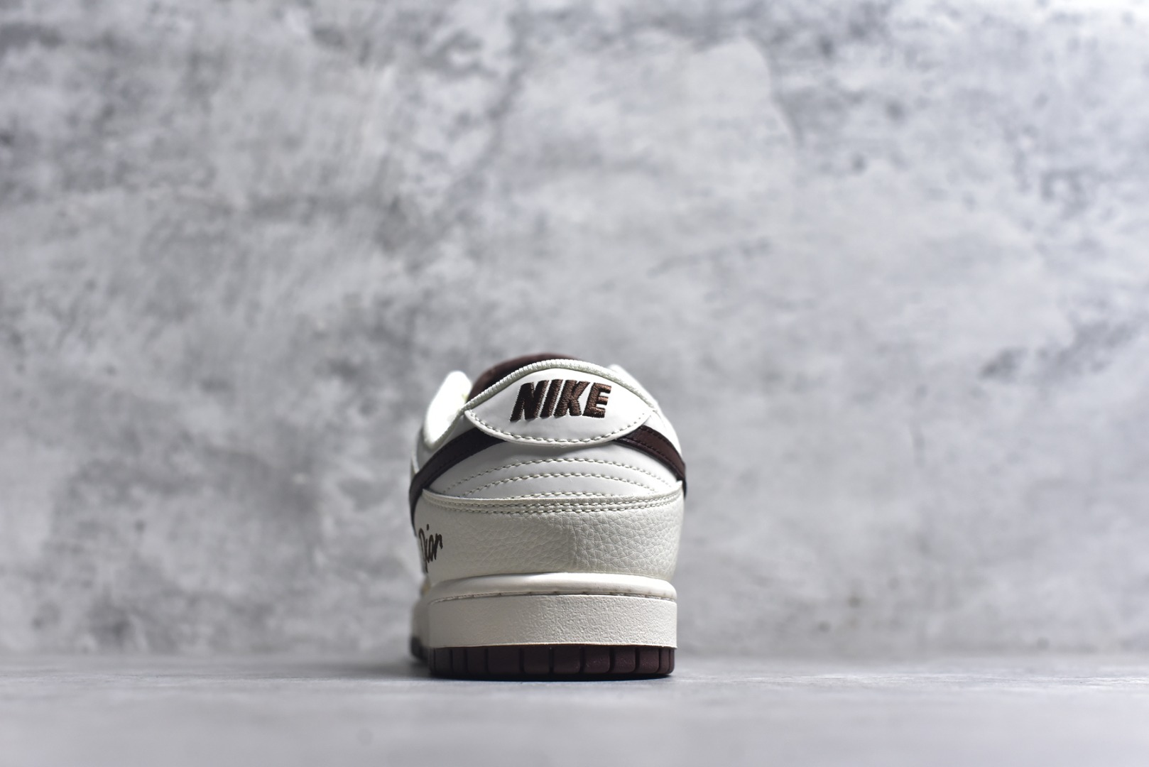 图片[5]-#海外爆款限量发售！Nike SB Dunk Low “迪奥联名——涂鸦米酒红勾” 高端定制 低帮休闲板鞋 定制鞋盒 大厂纯原品质出货 超高清洁度 皮料切割干净无任何毛边 细节完美 货号：QW5836-033 尺码：36 36.5 37.5 38 38.5 39 40 40.5 41 42 42.5 43 44 44.5 45-选品中心