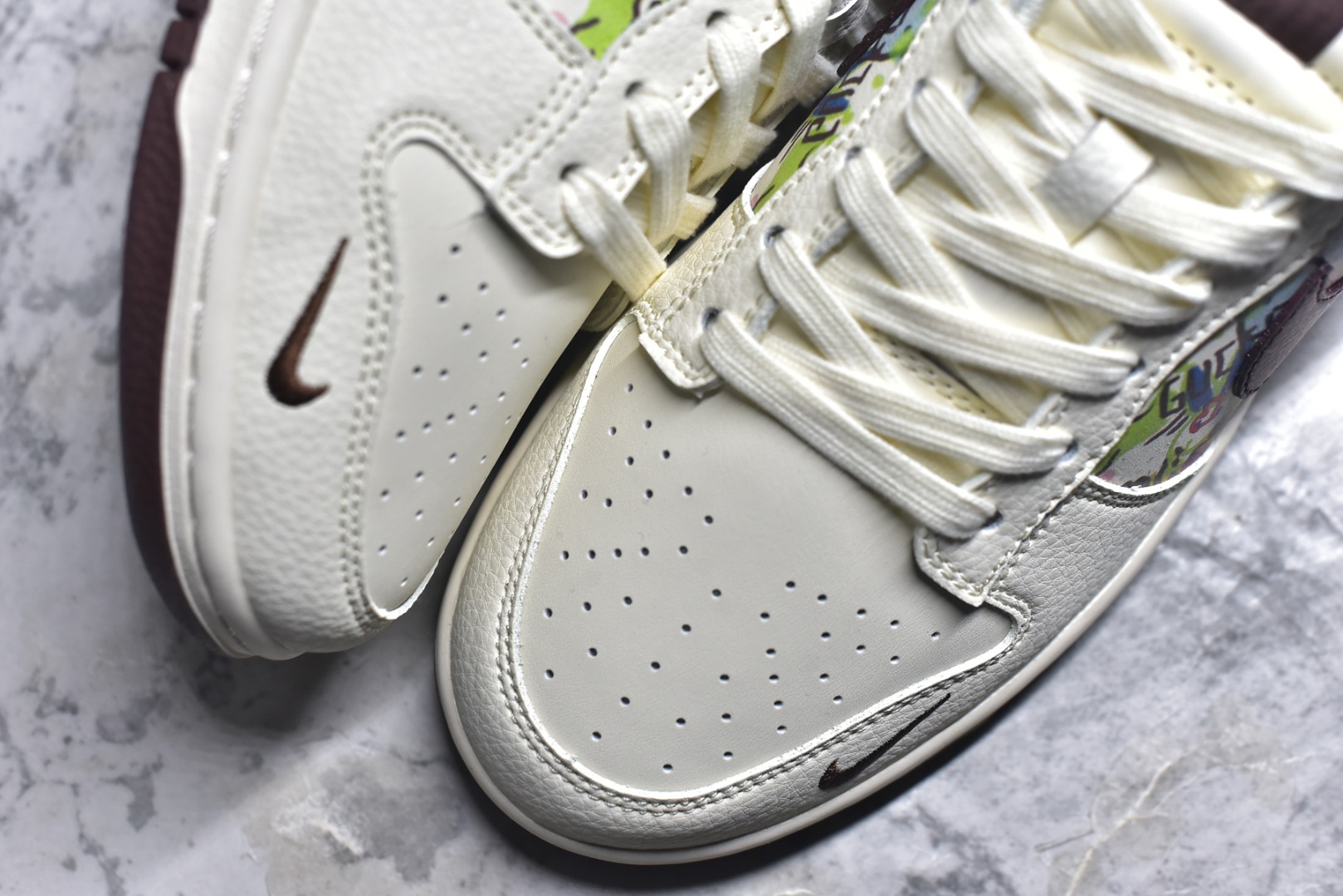 图片[8]-#海外爆款限量发售！Nike SB Dunk Low “迪奥联名——涂鸦米酒红勾” 高端定制 低帮休闲板鞋 定制鞋盒 大厂纯原品质出货 超高清洁度 皮料切割干净无任何毛边 细节完美 货号：QW5836-033 尺码：36 36.5 37.5 38 38.5 39 40 40.5 41 42 42.5 43 44 44.5 45-选品中心