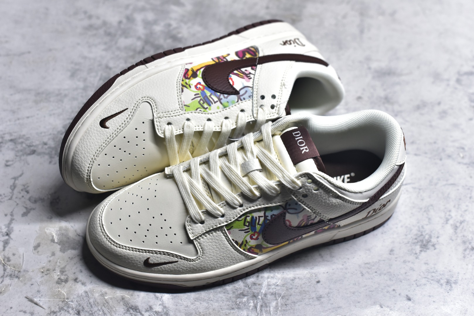 图片[7]-#海外爆款限量发售！Nike SB Dunk Low “迪奥联名——涂鸦米酒红勾” 高端定制 低帮休闲板鞋 定制鞋盒 大厂纯原品质出货 超高清洁度 皮料切割干净无任何毛边 细节完美 货号：QW5836-033 尺码：36 36.5 37.5 38 38.5 39 40 40.5 41 42 42.5 43 44 44.5 45-选品中心