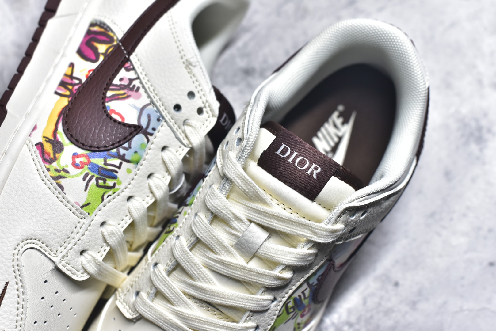 图片[9]-#海外爆款限量发售！Nike SB Dunk Low “迪奥联名——涂鸦米酒红勾” 高端定制 低帮休闲板鞋 定制鞋盒 大厂纯原品质出货 超高清洁度 皮料切割干净无任何毛边 细节完美 货号：QW5836-033 尺码：36 36.5 37.5 38 38.5 39 40 40.5 41 42 42.5 43 44 44.5 45-选品中心