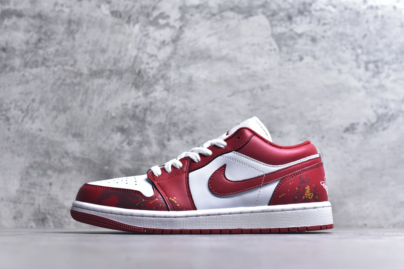 #Nike Air Jordan 1 Low AJ1 白红 马年限定 低帮复古文化篮球鞋 553558 166 市场唯一独家头层皮打造 原鞋原档案开发 原厂皮料 原档冲孔鞋头 正确满胶鞋垫 四线拉帮 原厂织唛标 鞋舌高弹海绵填充 尺码：36 36.5 37.5 38 38.5 39 40 40.5 41 42 42.5 43 44 44.5 45 46-选品中心