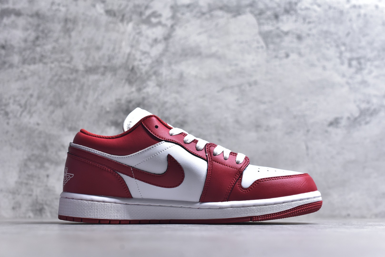 图片[3]-#Nike Air Jordan 1 Low AJ1 白红 马年限定 低帮复古文化篮球鞋 553558 166 市场唯一独家头层皮打造 原鞋原档案开发 原厂皮料 原档冲孔鞋头 正确满胶鞋垫 四线拉帮 原厂织唛标 鞋舌高弹海绵填充 尺码：36 36.5 37.5 38 38.5 39 40 40.5 41 42 42.5 43 44 44.5 45 46-选品中心