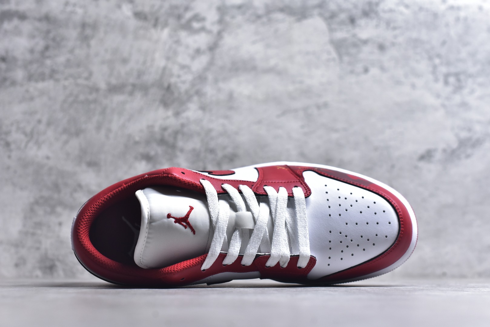 图片[4]-#Nike Air Jordan 1 Low AJ1 白红 马年限定 低帮复古文化篮球鞋 553558 166 市场唯一独家头层皮打造 原鞋原档案开发 原厂皮料 原档冲孔鞋头 正确满胶鞋垫 四线拉帮 原厂织唛标 鞋舌高弹海绵填充 尺码：36 36.5 37.5 38 38.5 39 40 40.5 41 42 42.5 43 44 44.5 45 46-选品中心