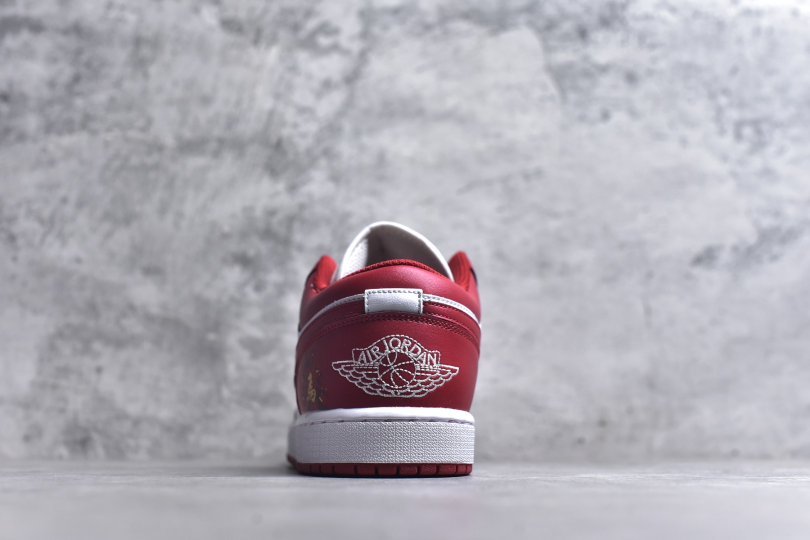 图片[5]-#Nike Air Jordan 1 Low AJ1 白红 马年限定 低帮复古文化篮球鞋 553558 166 市场唯一独家头层皮打造 原鞋原档案开发 原厂皮料 原档冲孔鞋头 正确满胶鞋垫 四线拉帮 原厂织唛标 鞋舌高弹海绵填充 尺码：36 36.5 37.5 38 38.5 39 40 40.5 41 42 42.5 43 44 44.5 45 46-选品中心