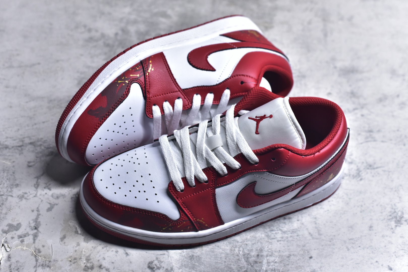 图片[7]-#Nike Air Jordan 1 Low AJ1 白红 马年限定 低帮复古文化篮球鞋 553558 166 市场唯一独家头层皮打造 原鞋原档案开发 原厂皮料 原档冲孔鞋头 正确满胶鞋垫 四线拉帮 原厂织唛标 鞋舌高弹海绵填充 尺码：36 36.5 37.5 38 38.5 39 40 40.5 41 42 42.5 43 44 44.5 45 46-选品中心