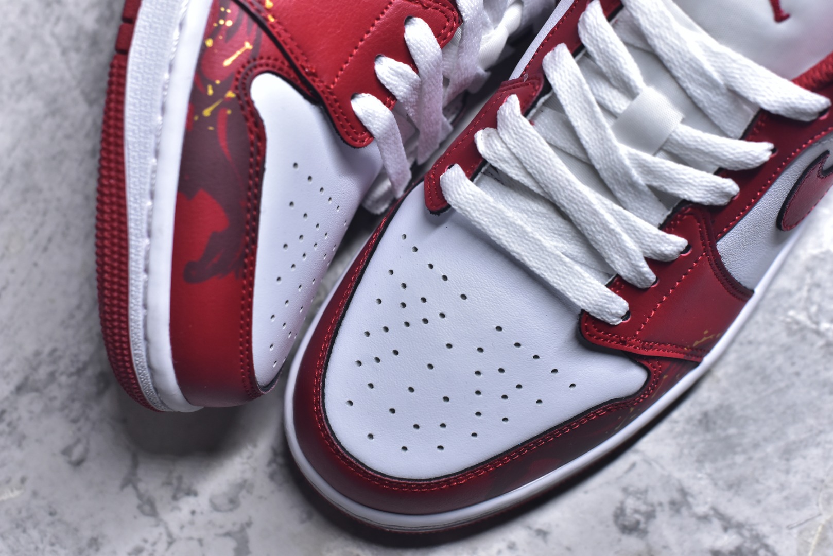 图片[8]-#Nike Air Jordan 1 Low AJ1 白红 马年限定 低帮复古文化篮球鞋 553558 166 市场唯一独家头层皮打造 原鞋原档案开发 原厂皮料 原档冲孔鞋头 正确满胶鞋垫 四线拉帮 原厂织唛标 鞋舌高弹海绵填充 尺码：36 36.5 37.5 38 38.5 39 40 40.5 41 42 42.5 43 44 44.5 45 46-选品中心