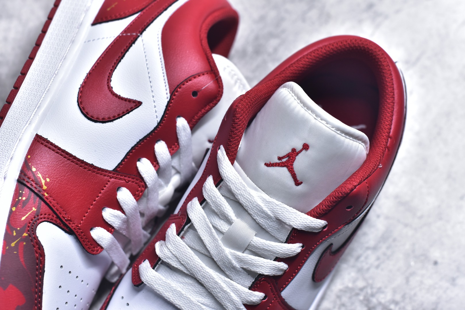 图片[9]-#Nike Air Jordan 1 Low AJ1 白红 马年限定 低帮复古文化篮球鞋 553558 166 市场唯一独家头层皮打造 原鞋原档案开发 原厂皮料 原档冲孔鞋头 正确满胶鞋垫 四线拉帮 原厂织唛标 鞋舌高弹海绵填充 尺码：36 36.5 37.5 38 38.5 39 40 40.5 41 42 42.5 43 44 44.5 45 46-选品中心