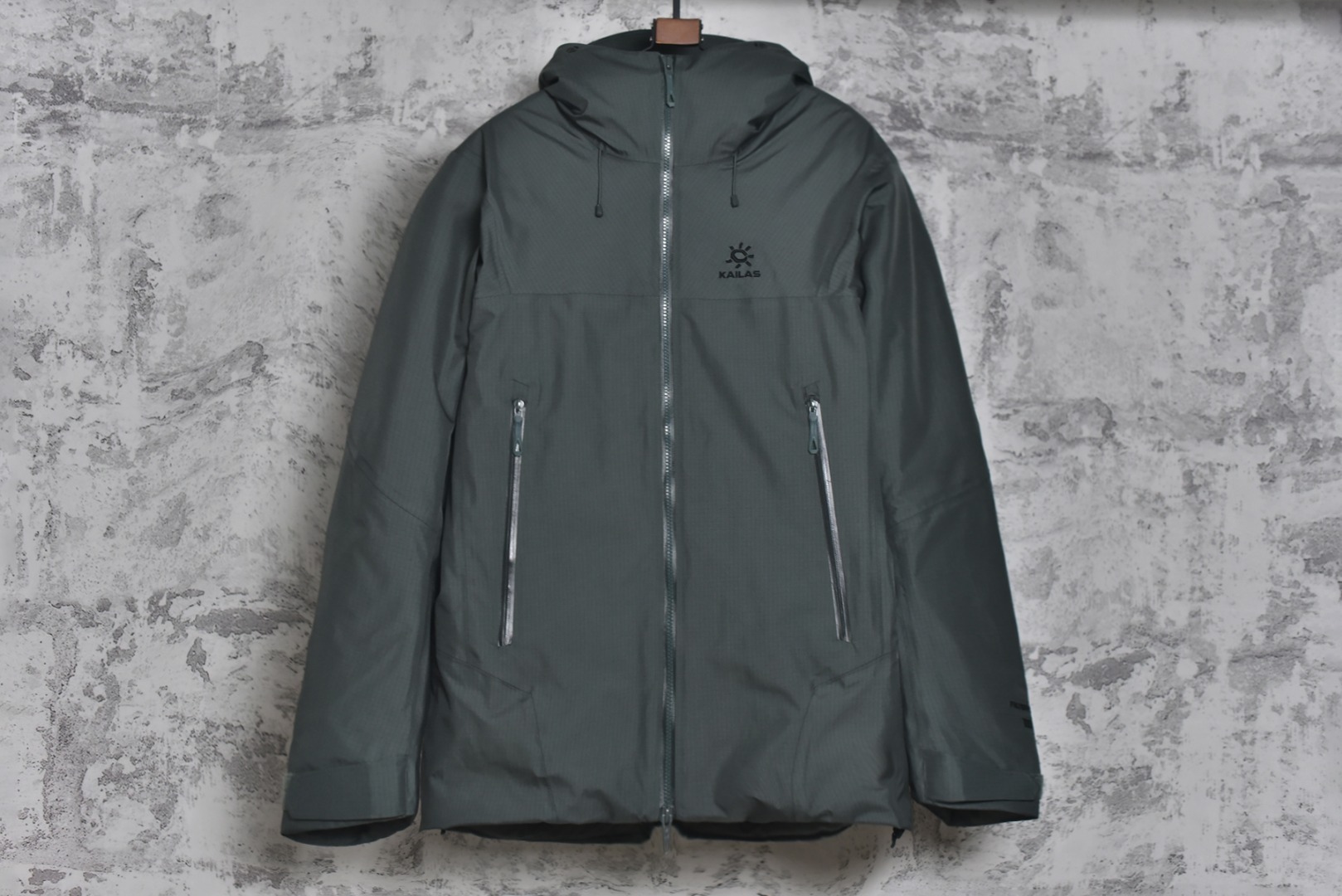 #凯乐石KAILAS阿斯本 运动户外透气硬壳羽绒服系列❗️ 现货供应 全年售后❗️ 温馨提示❗️（只做高端产品） DF巅峰 踏上巅峰❗️ 货号：KG2443131005-650 颜色：黑色.绿色.灰色.红色 尺码：XS.S.M.L.XL.XXL-选品中心