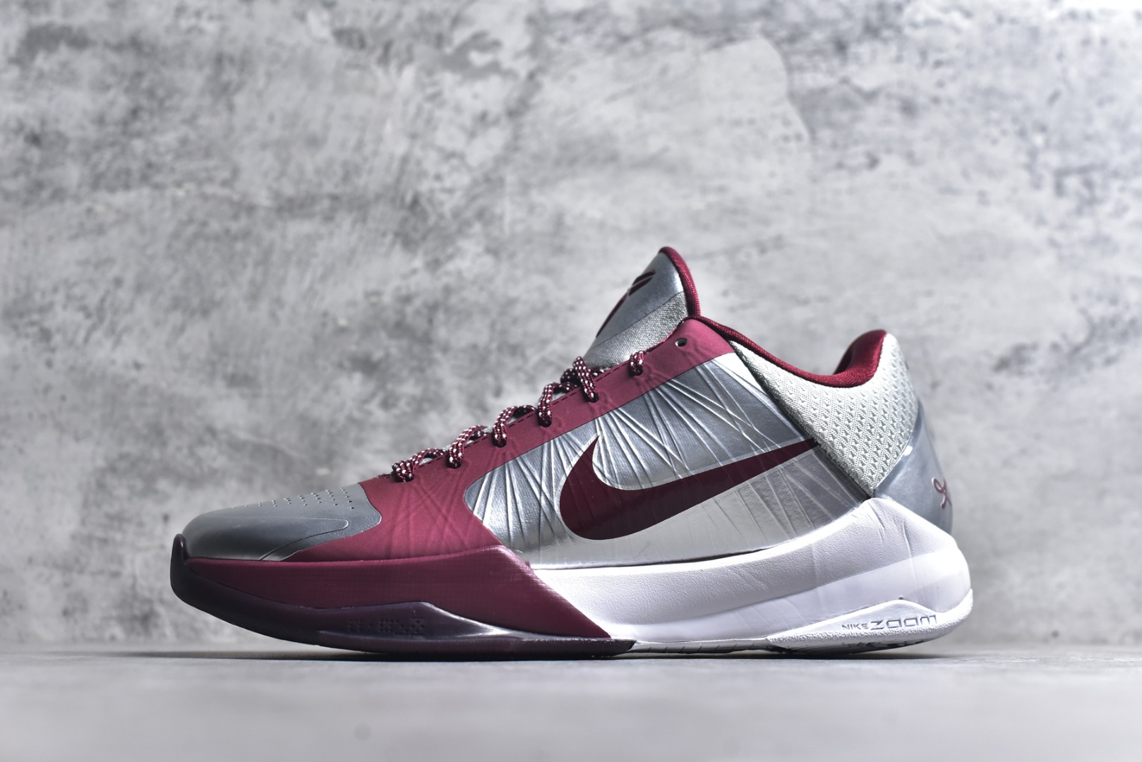 #NK Zoom Kobe ZK5 科比5代 高中母校 银红 IM0557-001 Zoom Turbo气垫➕后掌EVA缓震 实战配置直接拉满 原楦纸板开发 鞋身流线型、后跟塑形 区分土肥圆 原档数据3D打印 鞋面细节匹配原版 全身鞋材卡料色独家定制 唯一正确喷漆SWOOSH NK专利Flyknit飞线科技，给予鞋身足够抗扭矩力 真实底模最大48.5 实战利器 专供海外市场 尺码：40 40.5 41 42 42.5 43 44 44.5 45 46 47.5 48.5 （脚宽、脚胖 建议买大半码）-选品中心