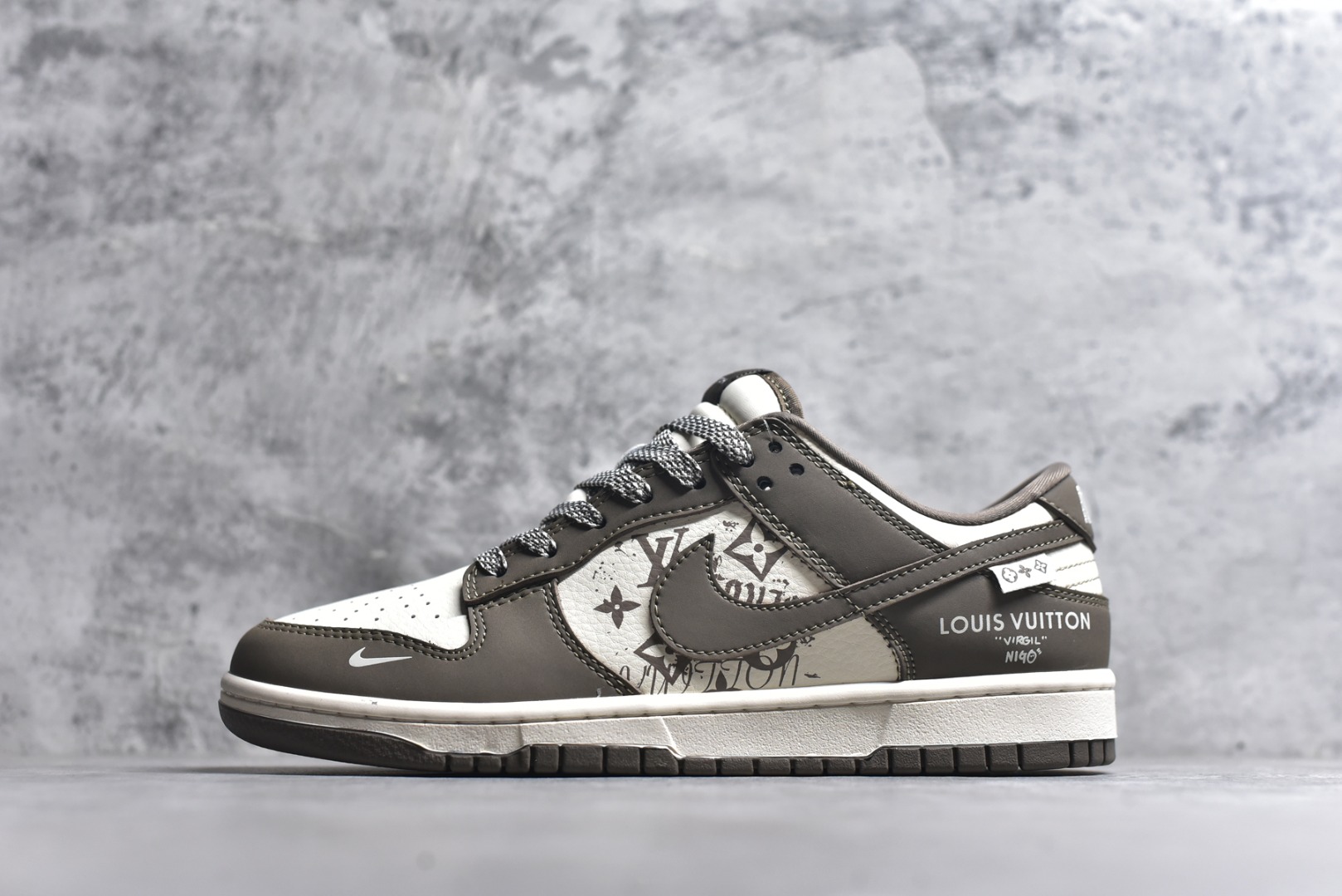#海外爆款限量发售！高端定制Nike SB Dunk Low “路易威登联名------奶茶米白” 高端定制 低帮休闲板鞋 定制鞋盒 大厂纯原品质出货 超高清洁度 皮料切割干净无任何毛边 细节完美 货号：XD1588-239 尺码：36 36.5 37.5 38 38.5 39 40 40.5 41 42 42.5 43 44 44.5 45-选品中心