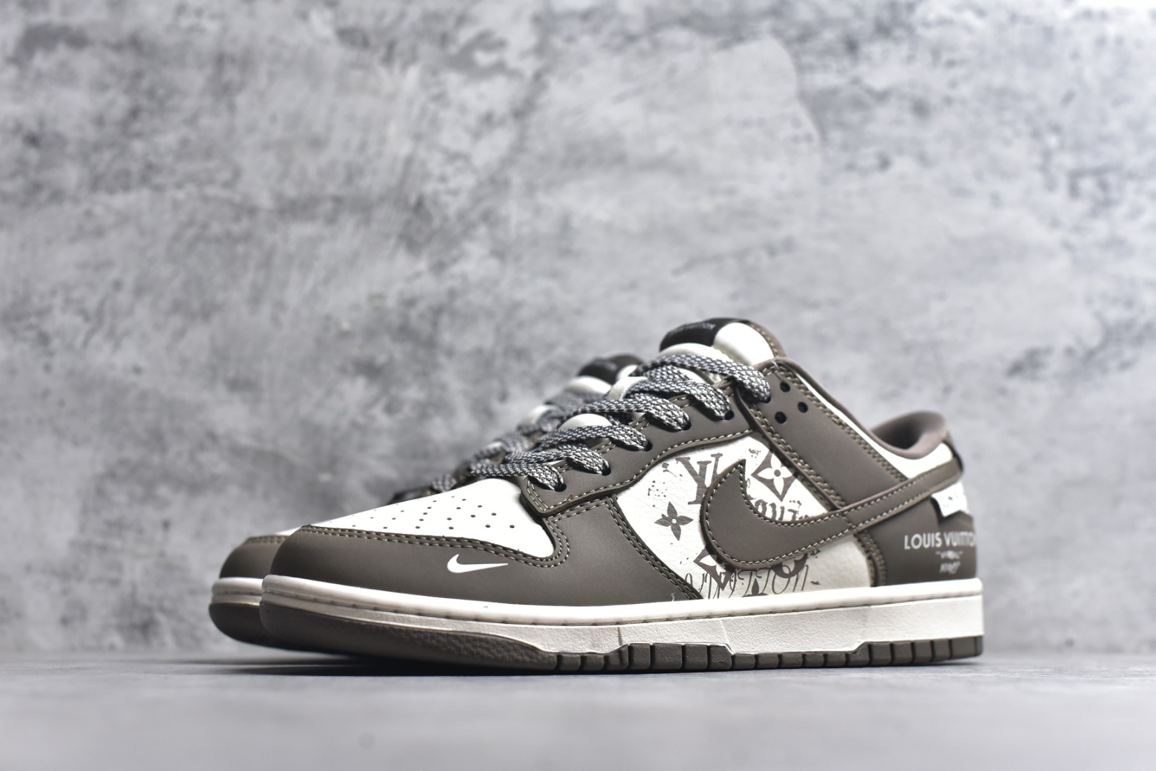 图片[2]-#海外爆款限量发售！高端定制Nike SB Dunk Low “路易威登联名——奶茶米白” 高端定制 低帮休闲板鞋 定制鞋盒 大厂纯原品质出货 超高清洁度 皮料切割干净无任何毛边 细节完美 货号：XD1588-239 尺码：36 36.5 37.5 38 38.5 39 40 40.5 41 42 42.5 43 44 44.5 45-选品中心