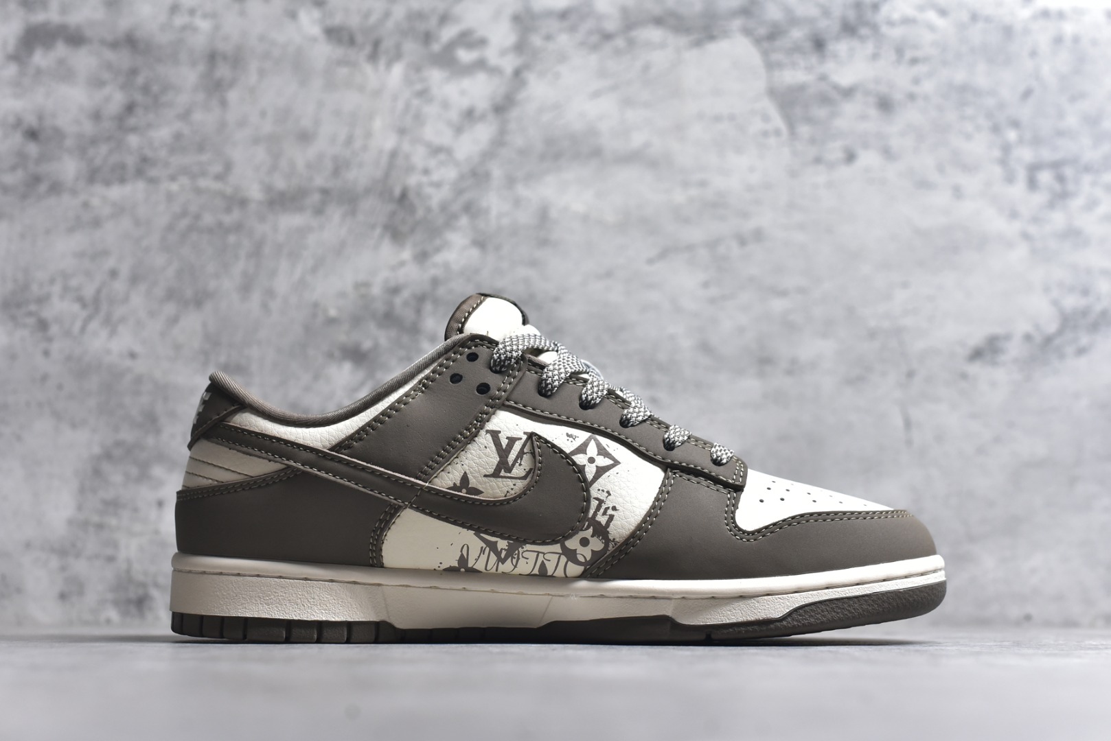 图片[3]-#海外爆款限量发售！高端定制Nike SB Dunk Low “路易威登联名——奶茶米白” 高端定制 低帮休闲板鞋 定制鞋盒 大厂纯原品质出货 超高清洁度 皮料切割干净无任何毛边 细节完美 货号：XD1588-239 尺码：36 36.5 37.5 38 38.5 39 40 40.5 41 42 42.5 43 44 44.5 45-选品中心