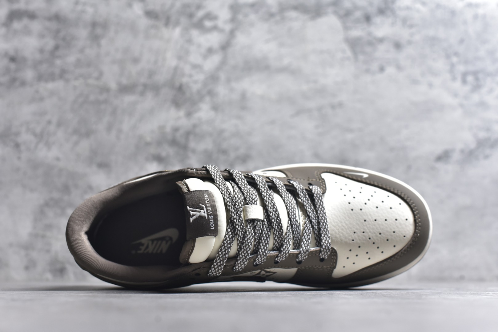 图片[4]-#海外爆款限量发售！高端定制Nike SB Dunk Low “路易威登联名——奶茶米白” 高端定制 低帮休闲板鞋 定制鞋盒 大厂纯原品质出货 超高清洁度 皮料切割干净无任何毛边 细节完美 货号：XD1588-239 尺码：36 36.5 37.5 38 38.5 39 40 40.5 41 42 42.5 43 44 44.5 45-选品中心