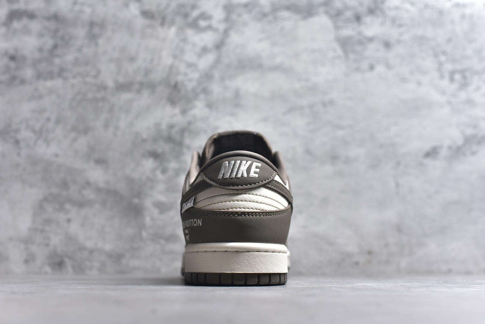 图片[5]-#海外爆款限量发售！高端定制Nike SB Dunk Low “路易威登联名——奶茶米白” 高端定制 低帮休闲板鞋 定制鞋盒 大厂纯原品质出货 超高清洁度 皮料切割干净无任何毛边 细节完美 货号：XD1588-239 尺码：36 36.5 37.5 38 38.5 39 40 40.5 41 42 42.5 43 44 44.5 45-选品中心