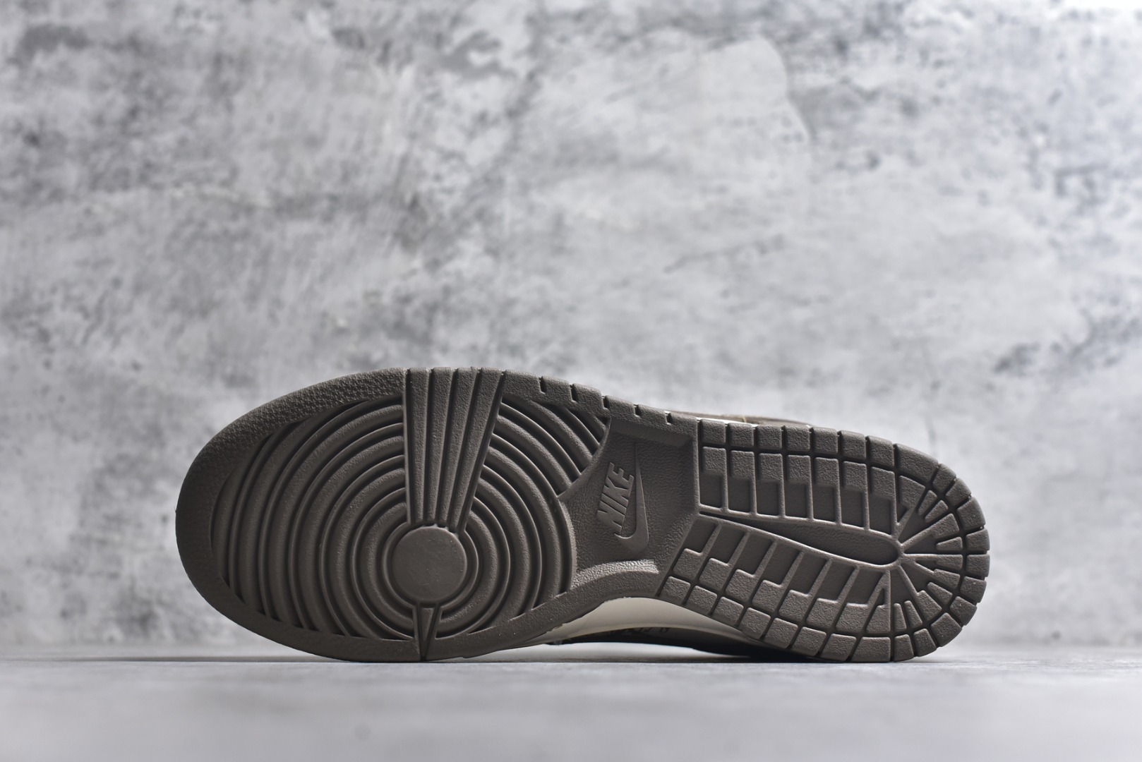 图片[6]-#海外爆款限量发售！高端定制Nike SB Dunk Low “路易威登联名——奶茶米白” 高端定制 低帮休闲板鞋 定制鞋盒 大厂纯原品质出货 超高清洁度 皮料切割干净无任何毛边 细节完美 货号：XD1588-239 尺码：36 36.5 37.5 38 38.5 39 40 40.5 41 42 42.5 43 44 44.5 45-选品中心