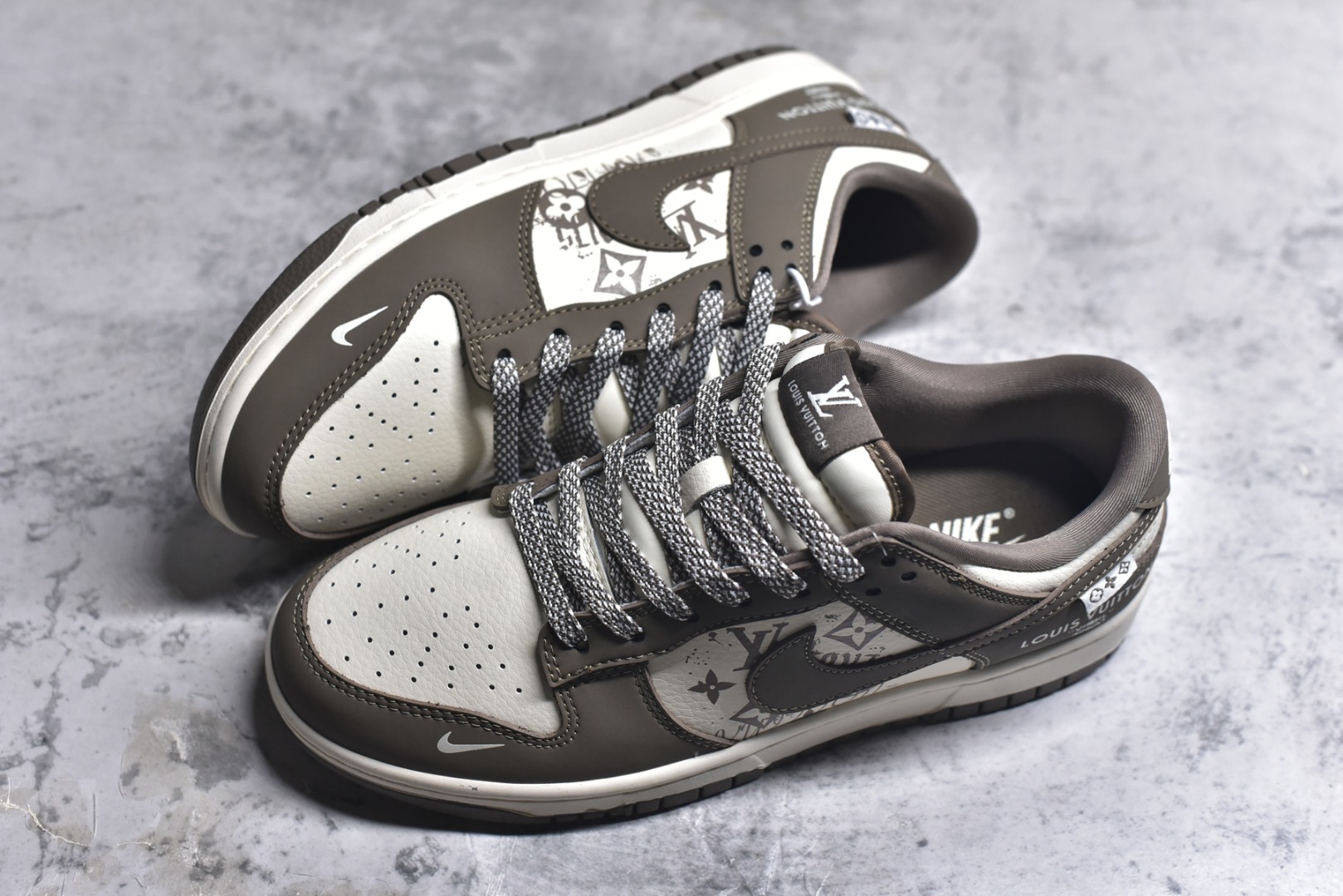 图片[7]-#海外爆款限量发售！高端定制Nike SB Dunk Low “路易威登联名——奶茶米白” 高端定制 低帮休闲板鞋 定制鞋盒 大厂纯原品质出货 超高清洁度 皮料切割干净无任何毛边 细节完美 货号：XD1588-239 尺码：36 36.5 37.5 38 38.5 39 40 40.5 41 42 42.5 43 44 44.5 45-选品中心