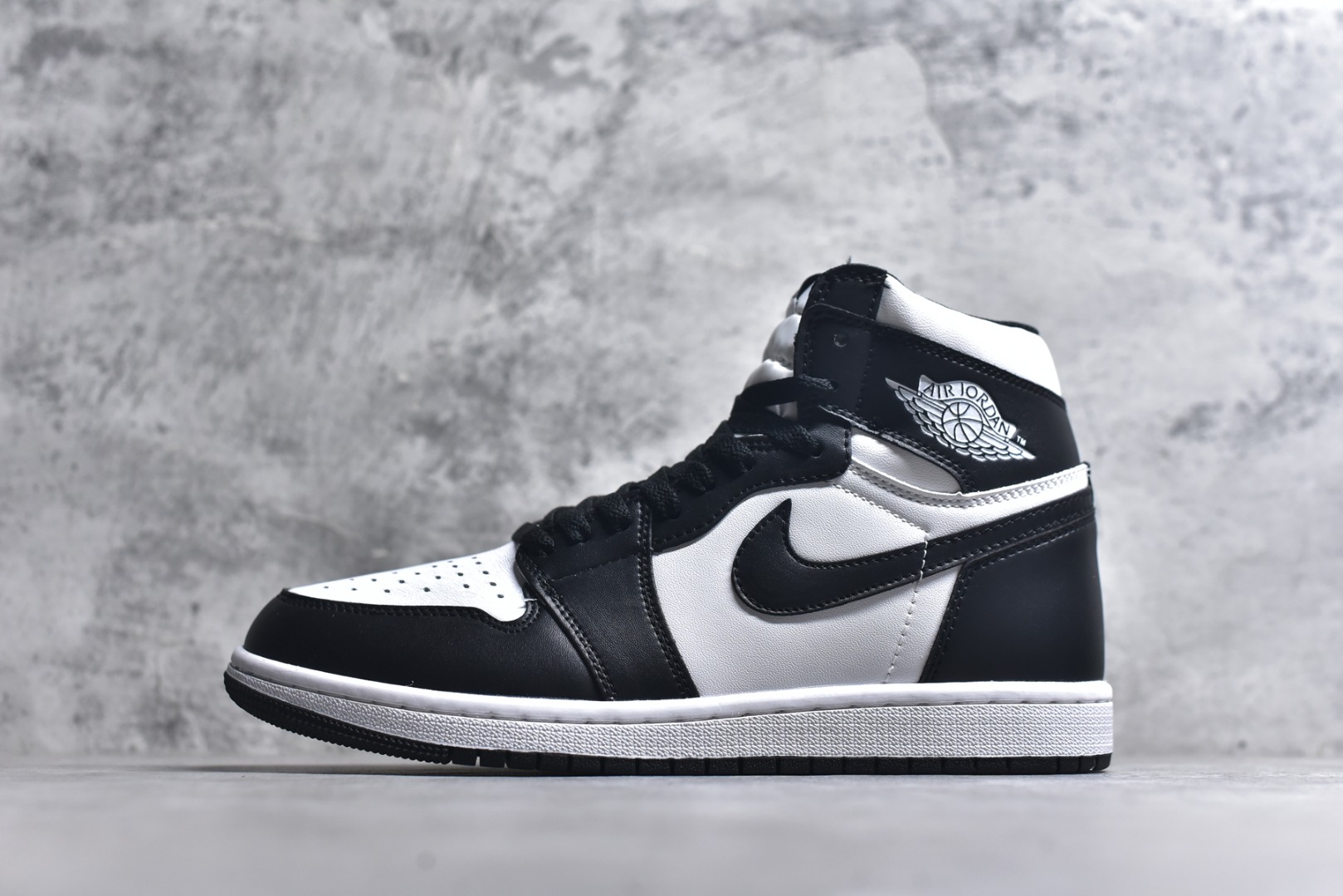#AIR Jordan 1 RETRO HIGH OG 高帮 黑白 原装纸板原楦开发 极致鞋型一眼正即视感 #独家私模原档案开模,自动区别市面版本 #全鞋采用东莞头层皮,用料绝不含糊 #飞翼3D高频立体感十足 细节全方面到位 #全鞋电脑车线 顶级工艺 完美清洁度 货号: 555088-010 尺码:36-47.5-选品中心