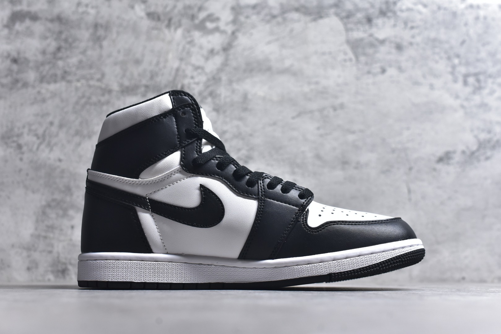 图片[3]-#AIR Jordan 1 RETRO HIGH OG 高帮 黑白 原装纸板原楦开发 极致鞋型一眼正即视感 #独家私模原档案开模，自动区别市面版本 #全鞋采用东莞头层皮，用料绝不含糊 #飞翼3D高频立体感十足 细节全方面到位 #全鞋电脑车线 顶级工艺 完美清洁度 货号： 555088-010 尺码：36-47.5-选品中心