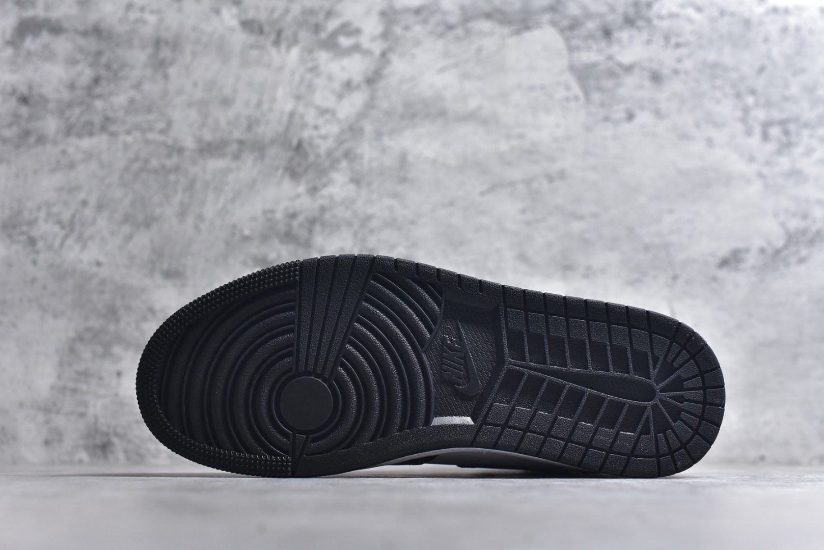 图片[6]-#AIR Jordan 1 RETRO HIGH OG 高帮 黑白 原装纸板原楦开发 极致鞋型一眼正即视感 #独家私模原档案开模，自动区别市面版本 #全鞋采用东莞头层皮，用料绝不含糊 #飞翼3D高频立体感十足 细节全方面到位 #全鞋电脑车线 顶级工艺 完美清洁度 货号： 555088-010 尺码：36-47.5-选品中心