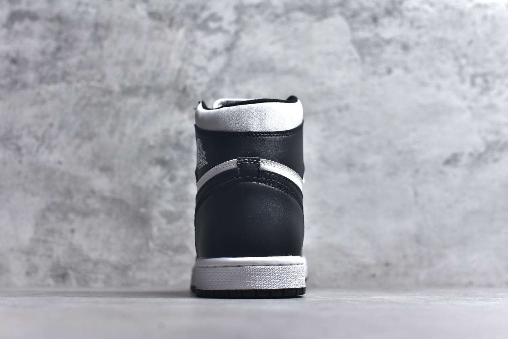 图片[5]-#AIR Jordan 1 RETRO HIGH OG 高帮 黑白 原装纸板原楦开发 极致鞋型一眼正即视感 #独家私模原档案开模，自动区别市面版本 #全鞋采用东莞头层皮，用料绝不含糊 #飞翼3D高频立体感十足 细节全方面到位 #全鞋电脑车线 顶级工艺 完美清洁度 货号： 555088-010 尺码：36-47.5-选品中心