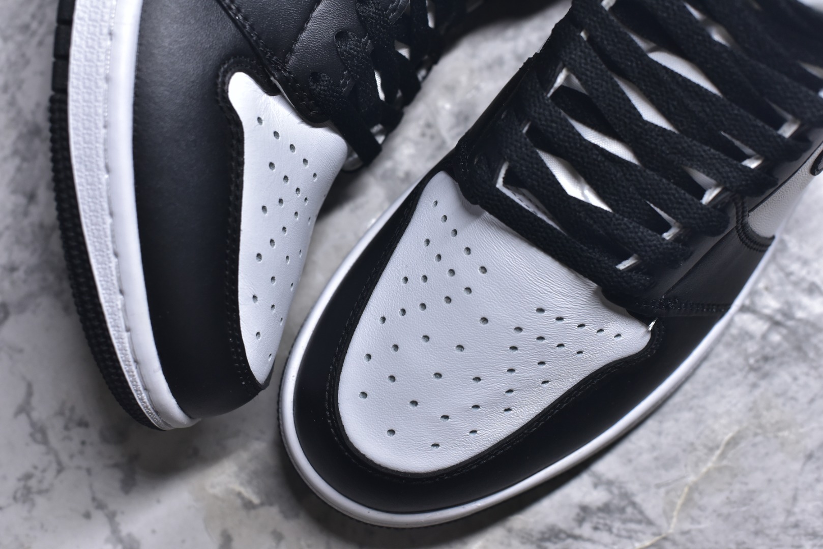 图片[8]-#AIR Jordan 1 RETRO HIGH OG 高帮 黑白 原装纸板原楦开发 极致鞋型一眼正即视感 #独家私模原档案开模，自动区别市面版本 #全鞋采用东莞头层皮，用料绝不含糊 #飞翼3D高频立体感十足 细节全方面到位 #全鞋电脑车线 顶级工艺 完美清洁度 货号： 555088-010 尺码：36-47.5-选品中心