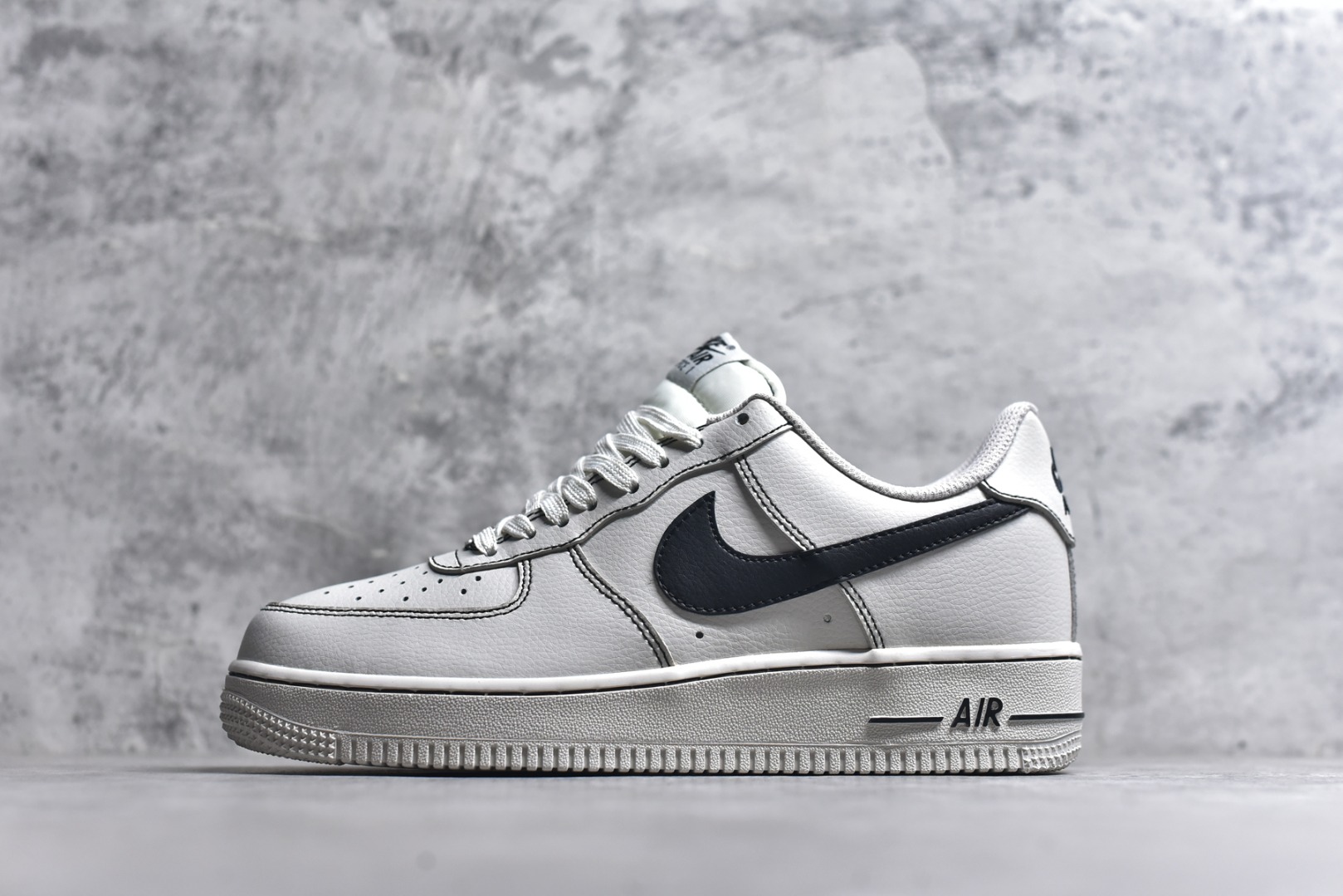 #Nike Air Force 1 Low 空军一号低帮运动休闲板鞋 原楦头原纸板 打造纯正空军版型#专注外贸渠道 全掌内置蜂窝气垫 #原盒配件 原厂中底钢印、拉帮完美 货号：HQ2037-004 尺码：36 36.5 37.5 38 38.5 39 40 40.5 41 42 42.5 43 44 44.5 45-选品中心