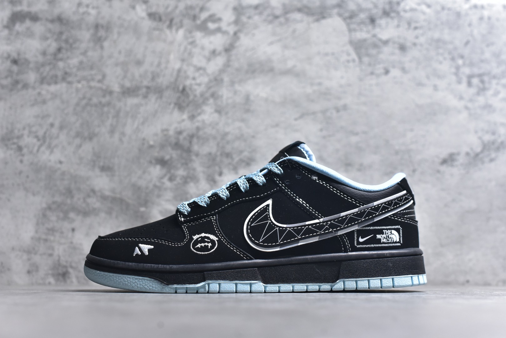 #海外爆款限量发售！Nike SB Dunk Low“磨砂黑鬼脸” 周年高端定制 低帮休闲板鞋 定制鞋盒 大厂纯原品质出货 超高清洁度 皮料切割干净无任何毛边 细节完美 货号：KK1333-052 尺码：36 36.5 37.5 38 38.5 39 40 40.5 41 42 42.5 43 44 44.5 45-选品中心