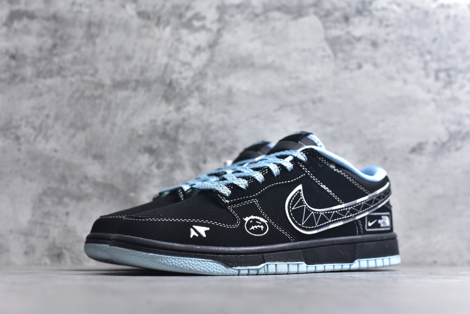 图片[2]-#海外爆款限量发售！Nike SB Dunk Low“磨砂黑鬼脸” 周年高端定制 低帮休闲板鞋 定制鞋盒 大厂纯原品质出货 超高清洁度 皮料切割干净无任何毛边 细节完美 货号：KK1333-052 尺码：36 36.5 37.5 38 38.5 39 40 40.5 41 42 42.5 43 44 44.5 45-选品中心