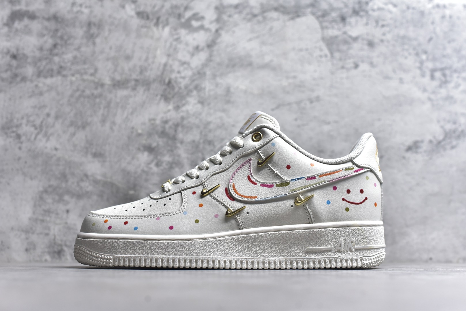 #二次元主题 Nike Air Force 1 Low’07 四勾彩喷 空军一号低帮休闲板鞋 定制皮料 定制鞋盒 原楦原纸板 纯正空军版型 内置全掌气垫 货号：ZH0316-151 尺码：36 36.5 37.5 38 38.5 39 40 40.5 41 42 42.5 43 44 44.5 45-选品中心