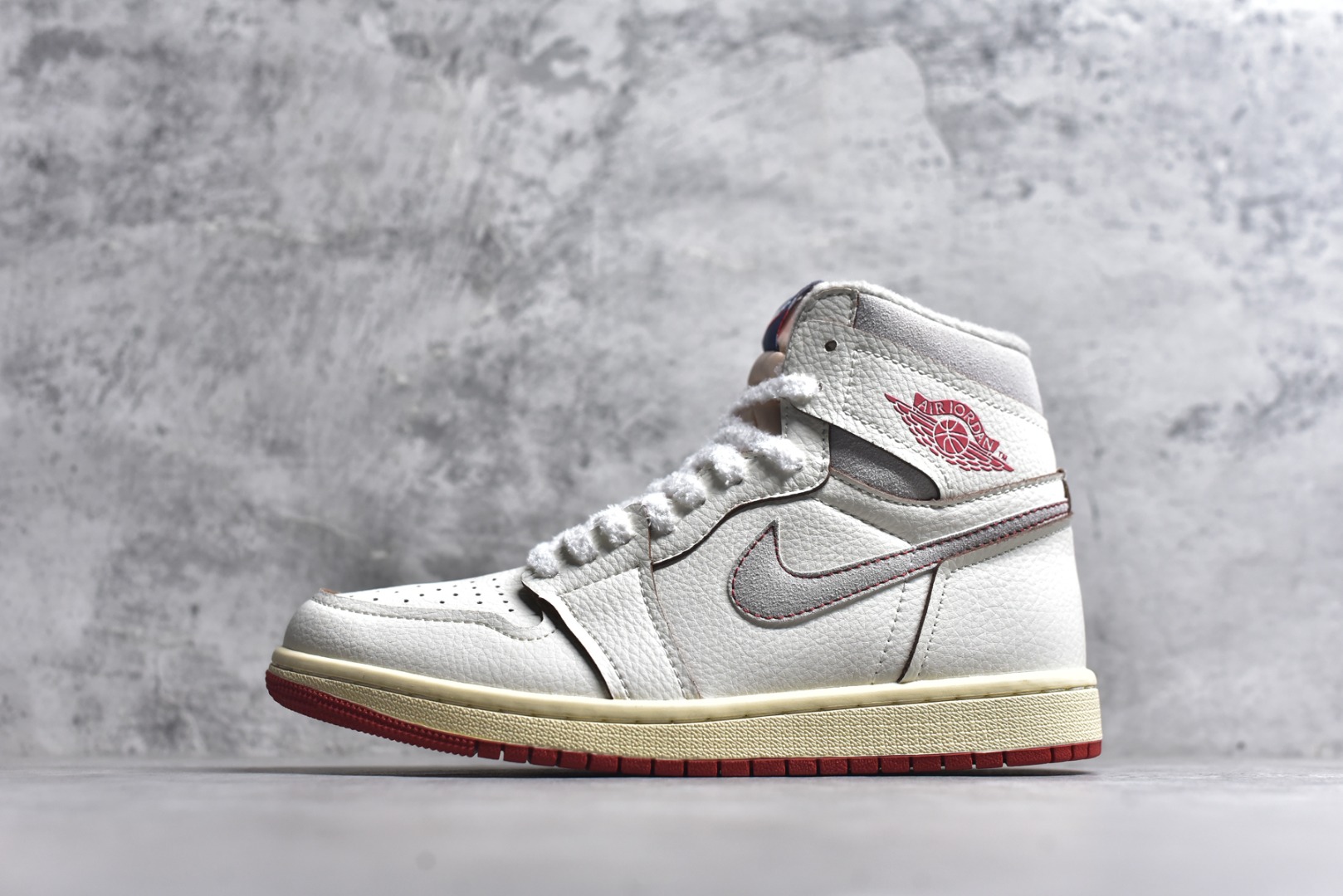 #Air Jordan AJ1 High OG WMNS 米橙 外贸特供批次 终端控货优势输出 新配色不断更新开发 市场中端王者 全套原纸板楦头开发 确保原汁原味 完美呈现一代版型 一比一鞋头弧度高度鞋身弧度 此版本只针对中端市场 细节品控鞋型随意秒杀市面同价位 鞋型完美 不臃肿别扭 头层皮料加持 用料绝不含糊 进口玻璃冲刀皮料裁剪零毛边 电脑针车工艺 超高鞋面清洁度 最高QC检验标准 控制溢胶瑕疵 原盒原配 飞翼3D高频深度立体 工艺方面大到整体鞋型 漏斗收腰 底线拉帮 LOGO立体程度 小到针眼排布 载片对称 冲孔效果 鞋标规范 鞋垫背胶等等 无一不是口碑收割 每双都是一个回头客 货号：DB4612-100 尺码：36-47（半）-选品中心