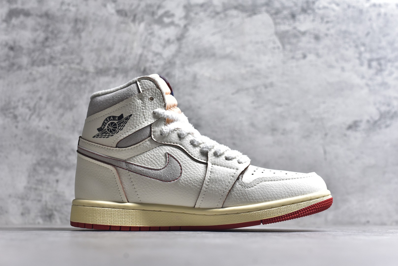 图片[3]-#Air Jordan AJ1 High OG WMNS 米橙 外贸特供批次 终端控货优势输出 新配色不断更新开发 市场中端王者 全套原纸板楦头开发 确保原汁原味 完美呈现一代版型 一比一鞋头弧度高度鞋身弧度 此版本只针对中端市场 细节品控鞋型随意秒杀市面同价位 鞋型完美 不臃肿别扭 头层皮料加持 用料绝不含糊 进口玻璃冲刀皮料裁剪零毛边 电脑针车工艺 超高鞋面清洁度 最高QC检验标准 控制溢胶瑕疵 原盒原配 飞翼3D高频深度立体 工艺方面大到整体鞋型 漏斗收腰 底线拉帮 LOGO立体程度 小到针眼排布 载片对称 冲孔效果 鞋标规范 鞋垫背胶等等 无一不是口碑收割 每双都是一个回头客 货号：DB4612-100 尺码：36-47（半）-选品中心
