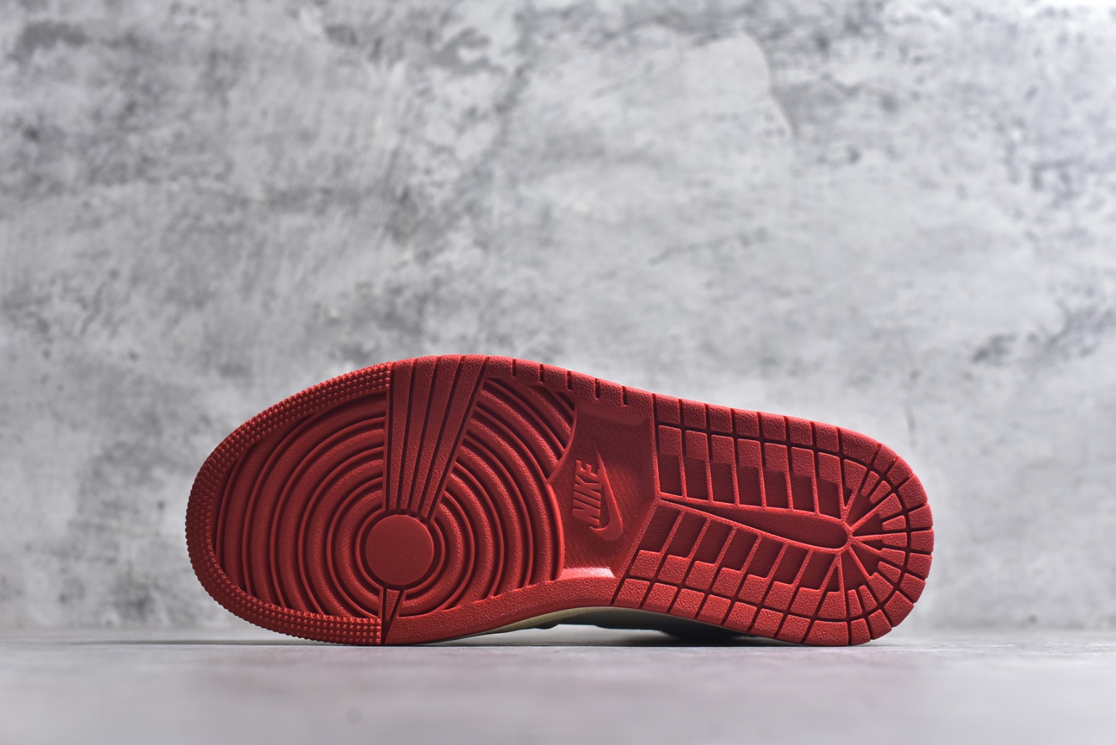 图片[6]-#Air Jordan AJ1 High OG WMNS 米橙 外贸特供批次 终端控货优势输出 新配色不断更新开发 市场中端王者 全套原纸板楦头开发 确保原汁原味 完美呈现一代版型 一比一鞋头弧度高度鞋身弧度 此版本只针对中端市场 细节品控鞋型随意秒杀市面同价位 鞋型完美 不臃肿别扭 头层皮料加持 用料绝不含糊 进口玻璃冲刀皮料裁剪零毛边 电脑针车工艺 超高鞋面清洁度 最高QC检验标准 控制溢胶瑕疵 原盒原配 飞翼3D高频深度立体 工艺方面大到整体鞋型 漏斗收腰 底线拉帮 LOGO立体程度 小到针眼排布 载片对称 冲孔效果 鞋标规范 鞋垫背胶等等 无一不是口碑收割 每双都是一个回头客 货号：DB4612-100 尺码：36-47（半）-选品中心