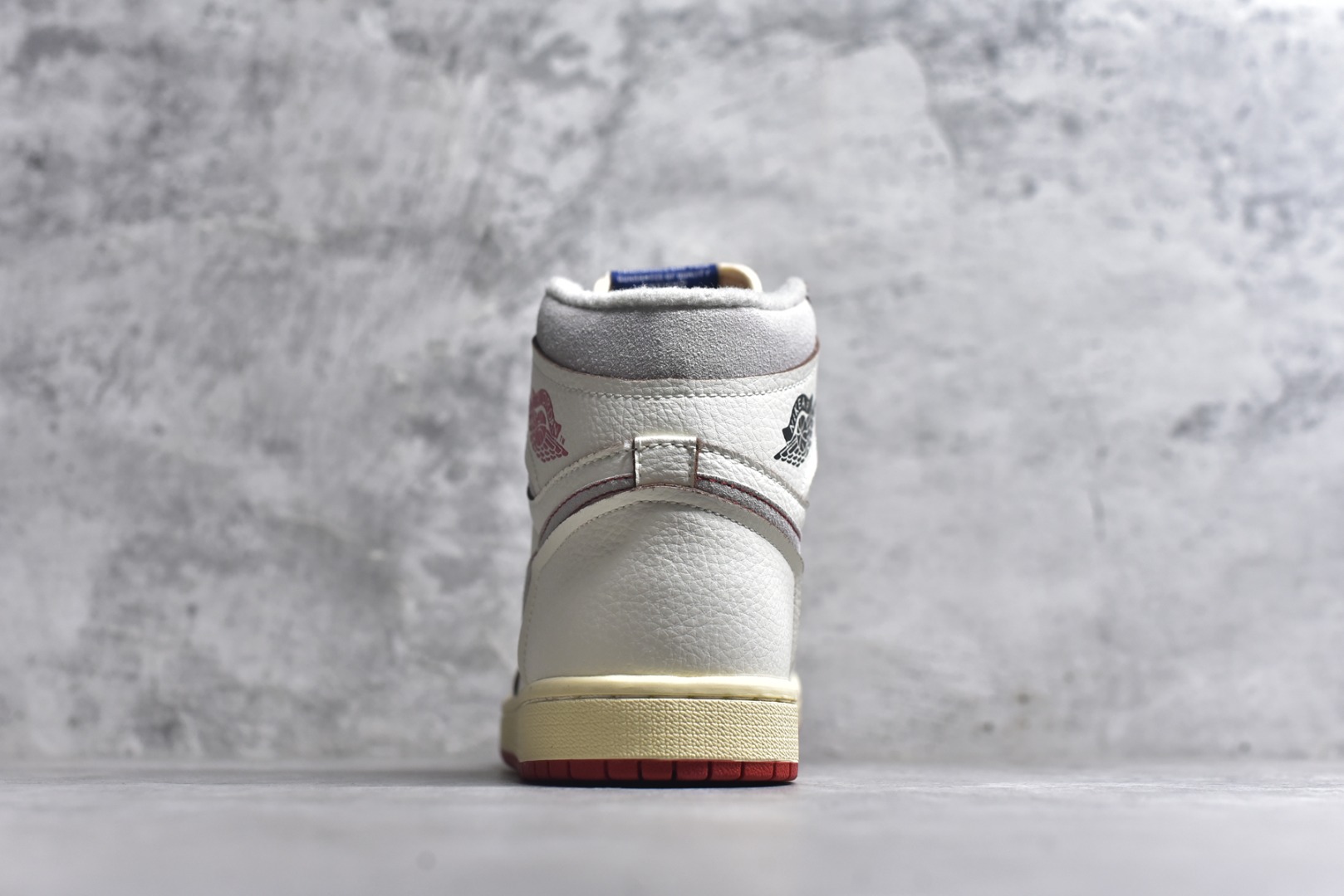 图片[5]-#Air Jordan AJ1 High OG WMNS 米橙 外贸特供批次 终端控货优势输出 新配色不断更新开发 市场中端王者 全套原纸板楦头开发 确保原汁原味 完美呈现一代版型 一比一鞋头弧度高度鞋身弧度 此版本只针对中端市场 细节品控鞋型随意秒杀市面同价位 鞋型完美 不臃肿别扭 头层皮料加持 用料绝不含糊 进口玻璃冲刀皮料裁剪零毛边 电脑针车工艺 超高鞋面清洁度 最高QC检验标准 控制溢胶瑕疵 原盒原配 飞翼3D高频深度立体 工艺方面大到整体鞋型 漏斗收腰 底线拉帮 LOGO立体程度 小到针眼排布 载片对称 冲孔效果 鞋标规范 鞋垫背胶等等 无一不是口碑收割 每双都是一个回头客 货号：DB4612-100 尺码：36-47（半）-选品中心
