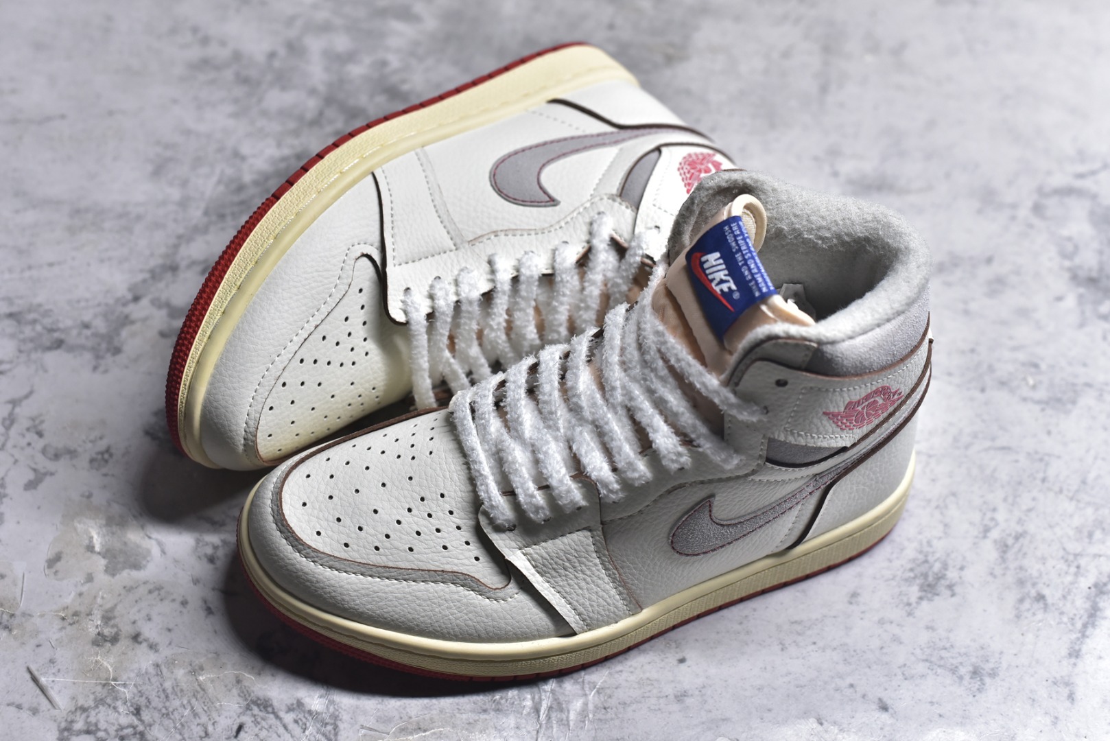 图片[7]-#Air Jordan AJ1 High OG WMNS 米橙 外贸特供批次 终端控货优势输出 新配色不断更新开发 市场中端王者 全套原纸板楦头开发 确保原汁原味 完美呈现一代版型 一比一鞋头弧度高度鞋身弧度 此版本只针对中端市场 细节品控鞋型随意秒杀市面同价位 鞋型完美 不臃肿别扭 头层皮料加持 用料绝不含糊 进口玻璃冲刀皮料裁剪零毛边 电脑针车工艺 超高鞋面清洁度 最高QC检验标准 控制溢胶瑕疵 原盒原配 飞翼3D高频深度立体 工艺方面大到整体鞋型 漏斗收腰 底线拉帮 LOGO立体程度 小到针眼排布 载片对称 冲孔效果 鞋标规范 鞋垫背胶等等 无一不是口碑收割 每双都是一个回头客 货号：DB4612-100 尺码：36-47（半）-选品中心