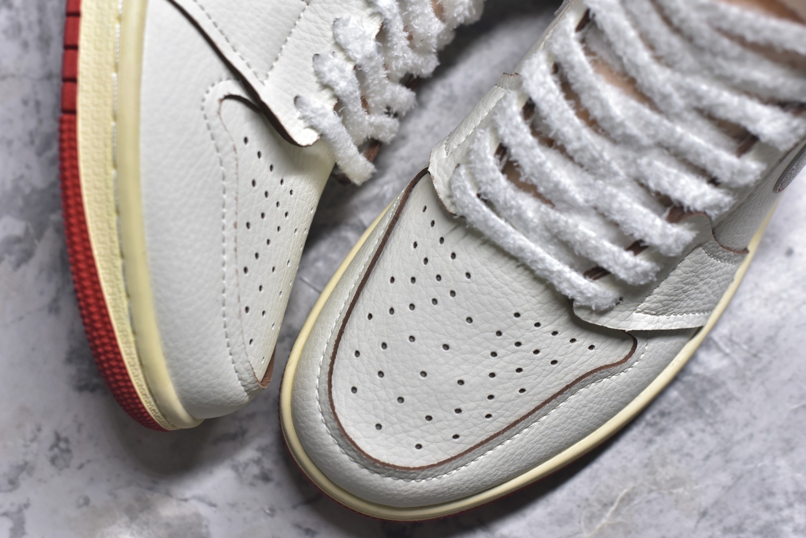 图片[8]-#Air Jordan AJ1 High OG WMNS 米橙 外贸特供批次 终端控货优势输出 新配色不断更新开发 市场中端王者 全套原纸板楦头开发 确保原汁原味 完美呈现一代版型 一比一鞋头弧度高度鞋身弧度 此版本只针对中端市场 细节品控鞋型随意秒杀市面同价位 鞋型完美 不臃肿别扭 头层皮料加持 用料绝不含糊 进口玻璃冲刀皮料裁剪零毛边 电脑针车工艺 超高鞋面清洁度 最高QC检验标准 控制溢胶瑕疵 原盒原配 飞翼3D高频深度立体 工艺方面大到整体鞋型 漏斗收腰 底线拉帮 LOGO立体程度 小到针眼排布 载片对称 冲孔效果 鞋标规范 鞋垫背胶等等 无一不是口碑收割 每双都是一个回头客 货号：DB4612-100 尺码：36-47（半）-选品中心