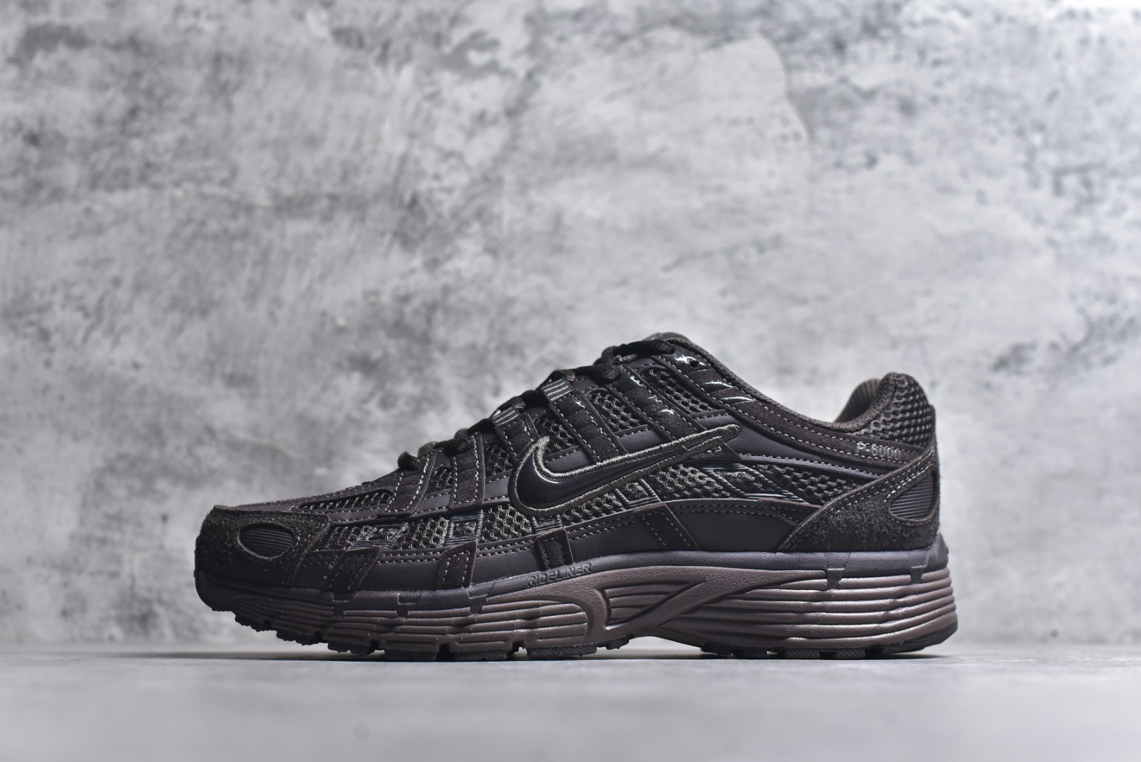 #NK P-6000 系列低帮复古老爹风休闲运动舒适慢跑鞋 HF0015-204 购入原鞋原装纸板楦头开发 独家私模四层组合大底 市场唯一正确版本 良心定价 新配色陆续出货 进口三文治网面 融合 Pegasus 过往运动鞋设计 助力 21 世纪早期跑步运动跃升时尚新高度 采用透气网眼布、运动风格线条和耐穿覆面 兼具吸睛外观和舒适感受 中底泡绵以田径赛道为灵感 打造厚实设计 缔造出众缓震性能 尺码：36 36.5 37.5 38 38.5 39 40 40.5 41 42 42.5 43 44 44.5 45-选品中心