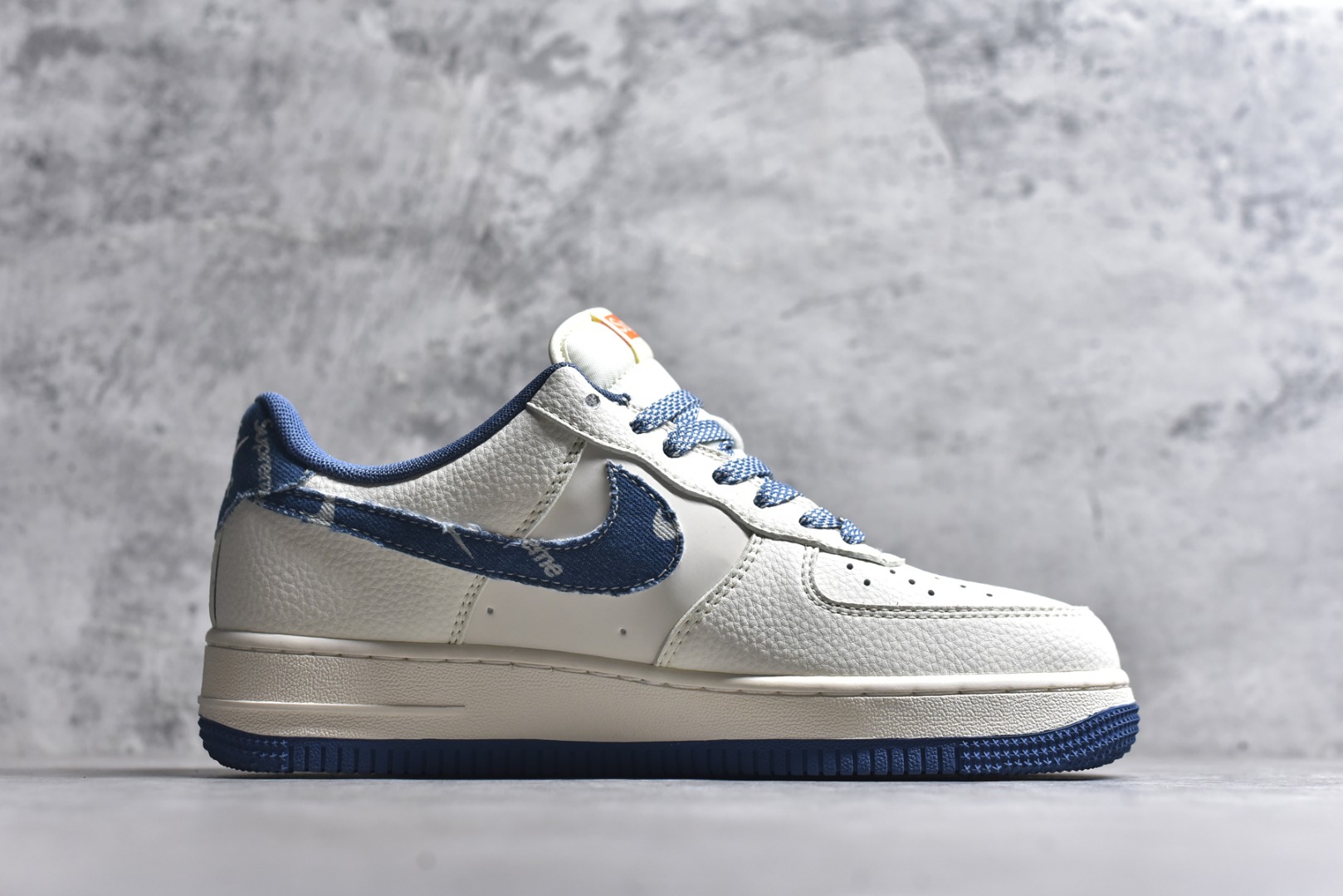 图片[3]-#海外爆款限量发售！公司级Nike Air Force 1 \’07 Low “Supreme联名——牛仔米蓝四勾”空军一号 高端定制 低帮 运动鞋 休闲鞋 折边针车 工艺难度大 原楦头原纸板 原装鞋盒 定制五金配件 内置全掌气垫 原厂鞋底 货号：QW5606-263 尺码：36 36.5 37.5 38 38.5 39 40 40.5 41 42 42.5 43 44 44.5 45-选品中心