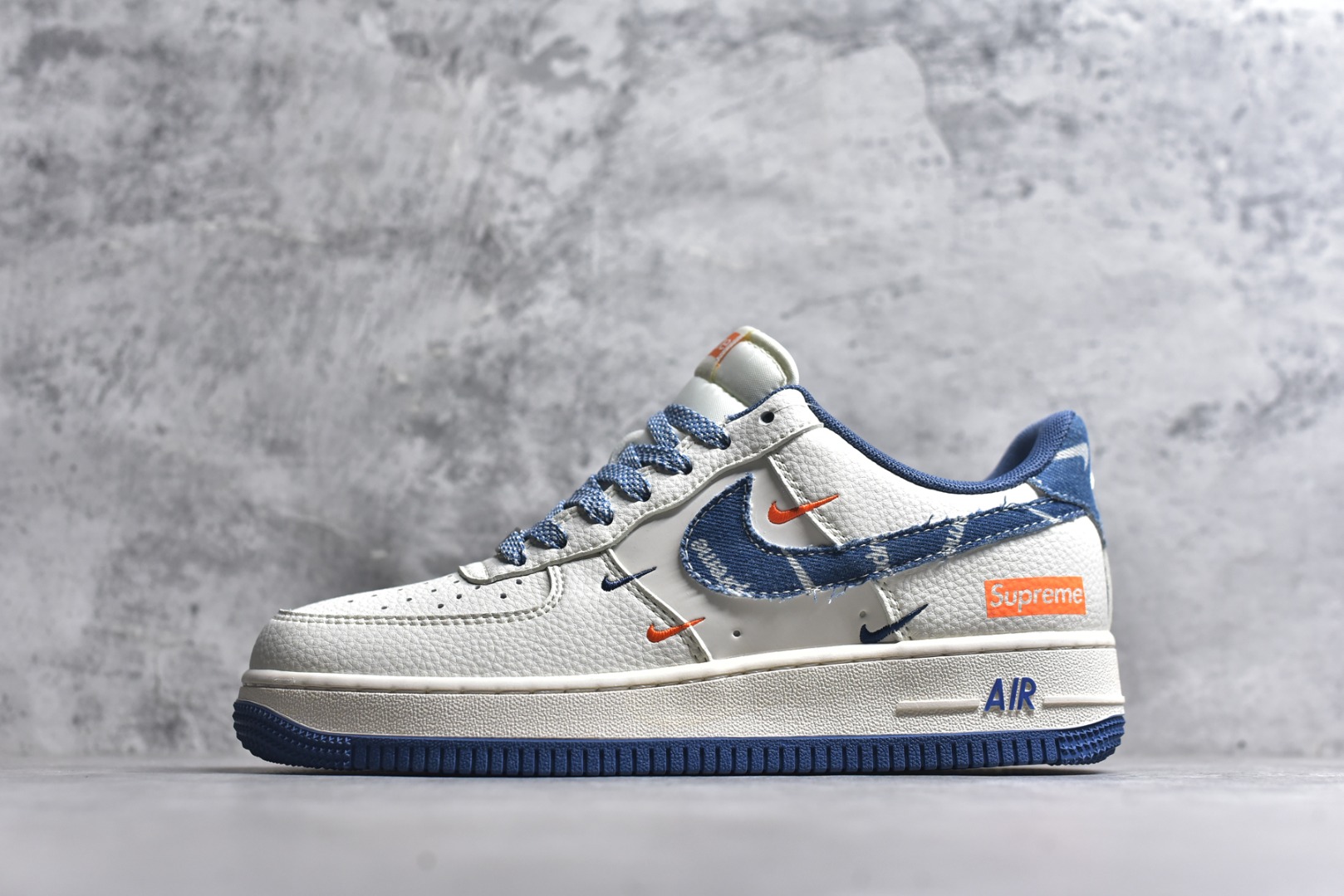 #海外爆款限量发售！公司级Nike Air Force 1 \’07 Low “Supreme联名——牛仔米蓝四勾”空军一号 高端定制 低帮 运动鞋 休闲鞋 折边针车 工艺难度大 原楦头原纸板 原装鞋盒 定制五金配件 内置全掌气垫 原厂鞋底 货号：QW5606-263 尺码：36 36.5 37.5 38 38.5 39 40 40.5 41 42 42.5 43 44 44.5 45-选品中心