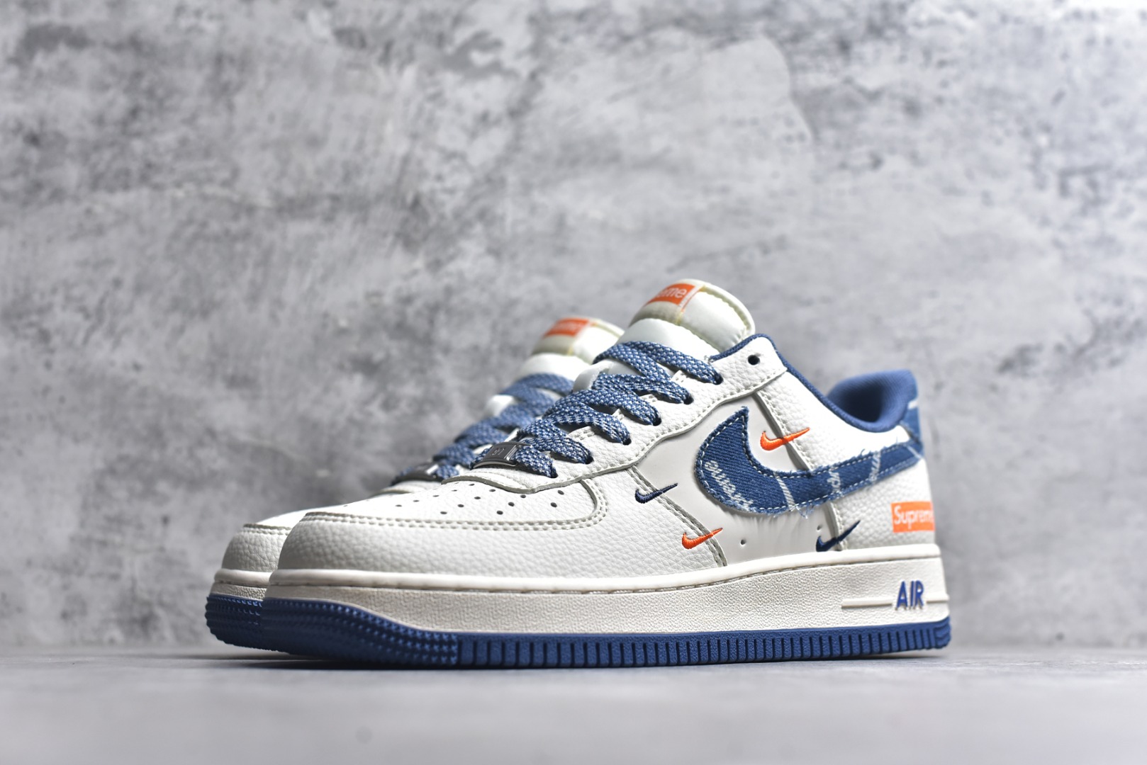 图片[2]-#海外爆款限量发售！公司级Nike Air Force 1 \’07 Low “Supreme联名——牛仔米蓝四勾”空军一号 高端定制 低帮 运动鞋 休闲鞋 折边针车 工艺难度大 原楦头原纸板 原装鞋盒 定制五金配件 内置全掌气垫 原厂鞋底 货号：QW5606-263 尺码：36 36.5 37.5 38 38.5 39 40 40.5 41 42 42.5 43 44 44.5 45-选品中心