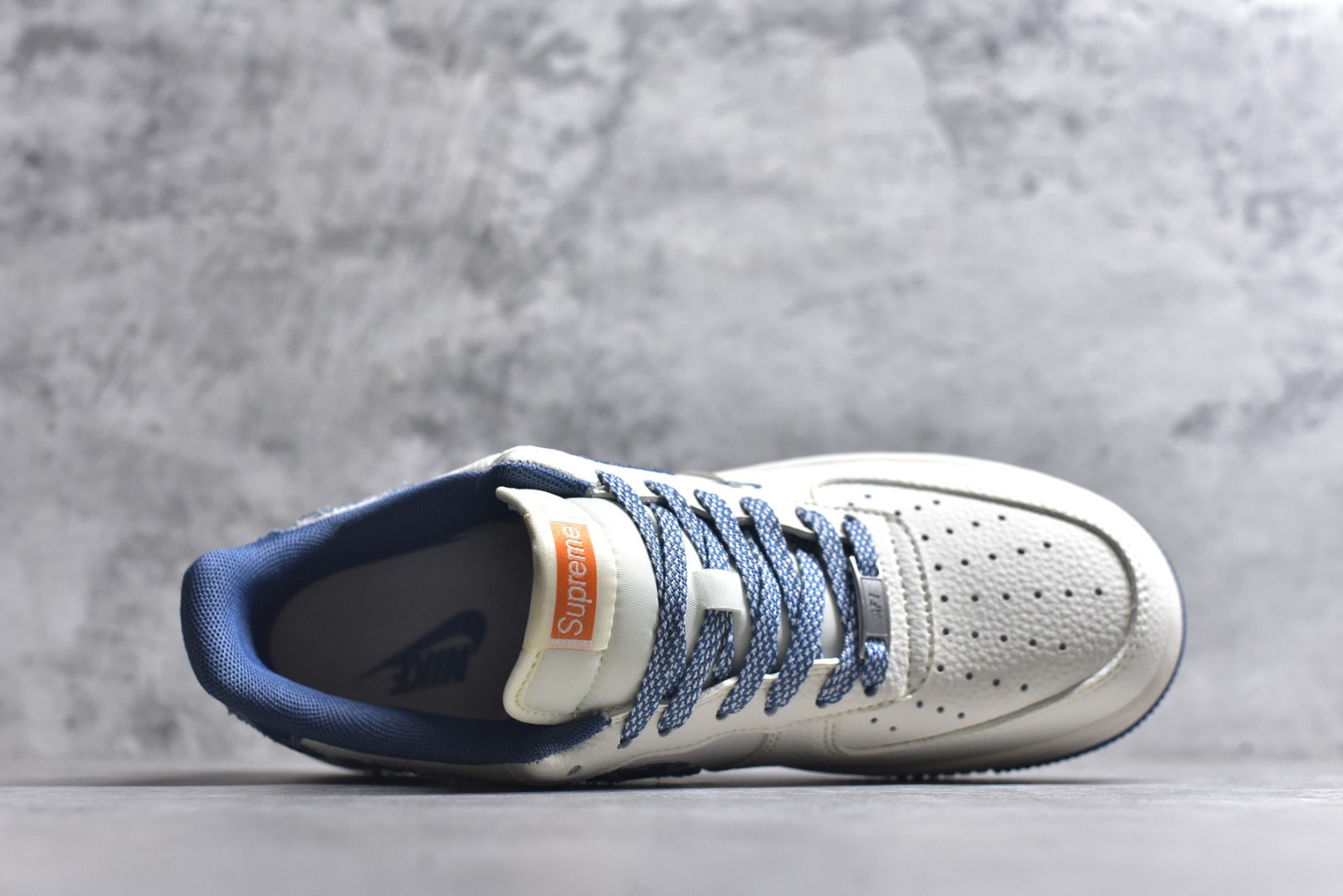 图片[4]-#海外爆款限量发售！公司级Nike Air Force 1 \’07 Low “Supreme联名——牛仔米蓝四勾”空军一号 高端定制 低帮 运动鞋 休闲鞋 折边针车 工艺难度大 原楦头原纸板 原装鞋盒 定制五金配件 内置全掌气垫 原厂鞋底 货号：QW5606-263 尺码：36 36.5 37.5 38 38.5 39 40 40.5 41 42 42.5 43 44 44.5 45-选品中心