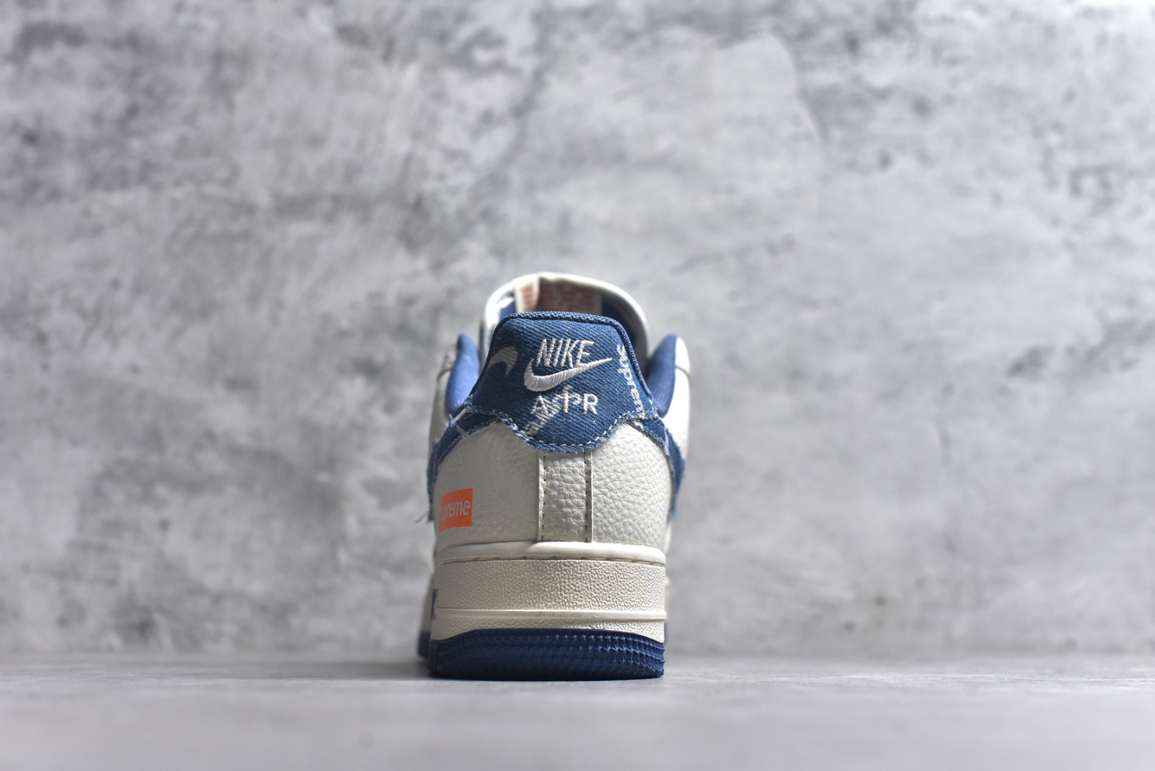 图片[5]-#海外爆款限量发售！公司级Nike Air Force 1 \’07 Low “Supreme联名——牛仔米蓝四勾”空军一号 高端定制 低帮 运动鞋 休闲鞋 折边针车 工艺难度大 原楦头原纸板 原装鞋盒 定制五金配件 内置全掌气垫 原厂鞋底 货号：QW5606-263 尺码：36 36.5 37.5 38 38.5 39 40 40.5 41 42 42.5 43 44 44.5 45-选品中心