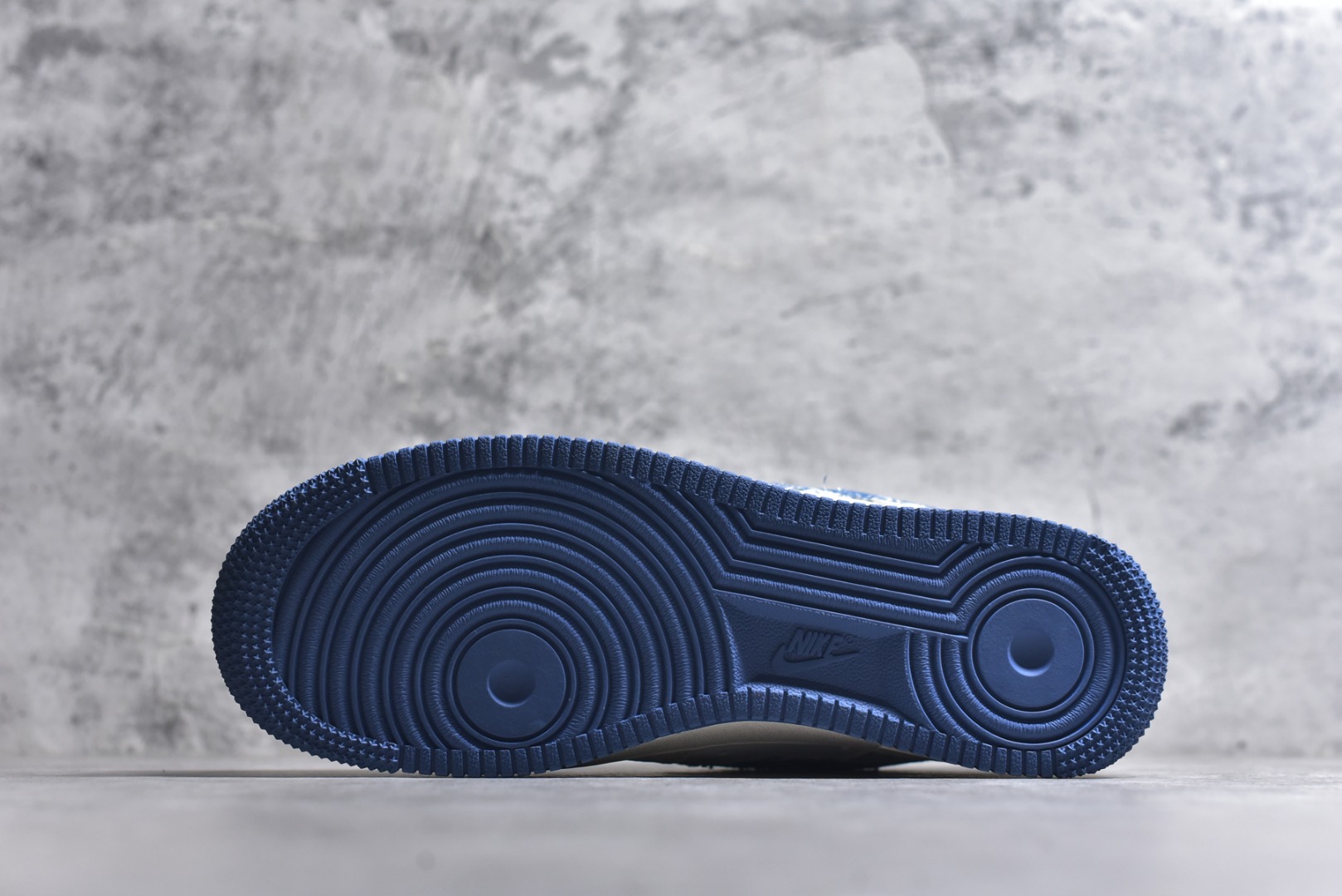 图片[6]-#海外爆款限量发售！公司级Nike Air Force 1 \’07 Low “Supreme联名——牛仔米蓝四勾”空军一号 高端定制 低帮 运动鞋 休闲鞋 折边针车 工艺难度大 原楦头原纸板 原装鞋盒 定制五金配件 内置全掌气垫 原厂鞋底 货号：QW5606-263 尺码：36 36.5 37.5 38 38.5 39 40 40.5 41 42 42.5 43 44 44.5 45-选品中心