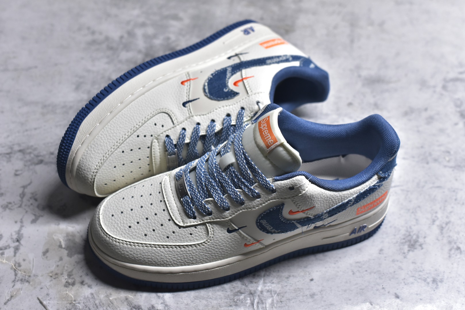 图片[7]-#海外爆款限量发售！公司级Nike Air Force 1 \’07 Low “Supreme联名——牛仔米蓝四勾”空军一号 高端定制 低帮 运动鞋 休闲鞋 折边针车 工艺难度大 原楦头原纸板 原装鞋盒 定制五金配件 内置全掌气垫 原厂鞋底 货号：QW5606-263 尺码：36 36.5 37.5 38 38.5 39 40 40.5 41 42 42.5 43 44 44.5 45-选品中心