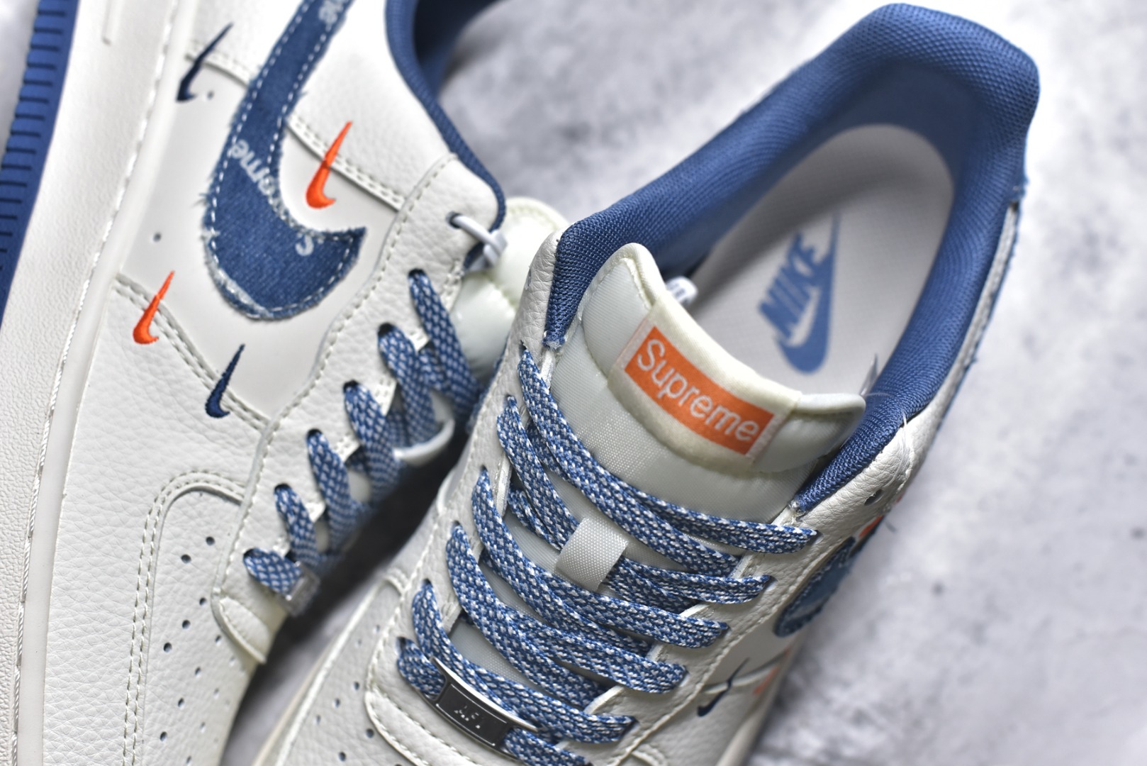 图片[9]-#海外爆款限量发售！公司级Nike Air Force 1 \’07 Low “Supreme联名——牛仔米蓝四勾”空军一号 高端定制 低帮 运动鞋 休闲鞋 折边针车 工艺难度大 原楦头原纸板 原装鞋盒 定制五金配件 内置全掌气垫 原厂鞋底 货号：QW5606-263 尺码：36 36.5 37.5 38 38.5 39 40 40.5 41 42 42.5 43 44 44.5 45-选品中心