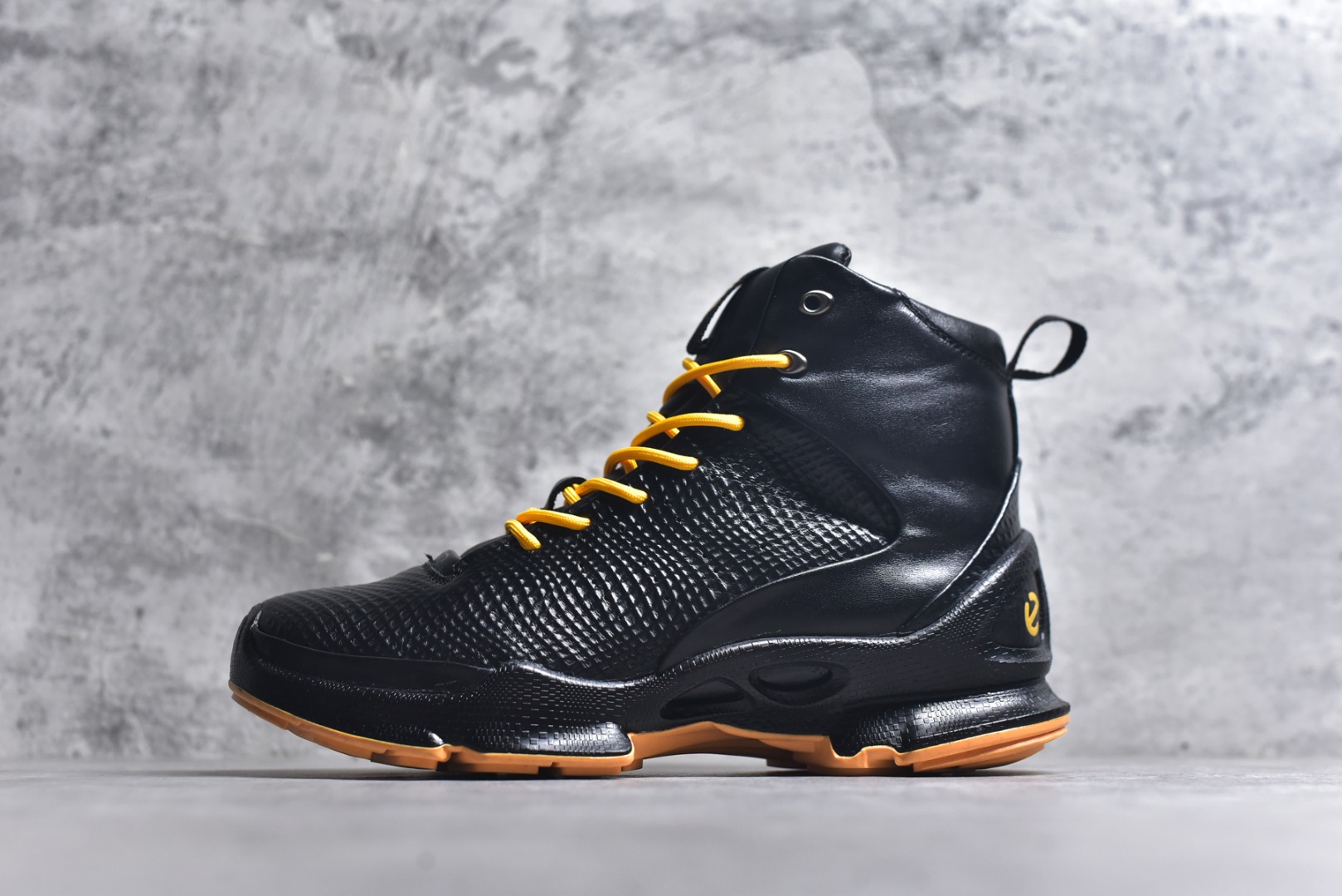 #2025Ss秋冬新款天猫同款Ecco/爱步 15周年高帮经典BIOM 广东大厂出品 经典和现代工艺品质融合 精选进口意大利小牛皮面料 百搭休闲老爹鞋 舒适性相当不错 版型楦型非常到位上脚 专柜热销款 独有鞋型设计 特有LOGO车边 特别有型 北欧风格 舒适 休闲保暖 超弹性 耐磨 减震 按摩大底(PU+TPU 组合） 经典潮流 随意搭配 货号： 8004741216 尺码： 39 40 41 42 43 44 45(标准码)-选品中心