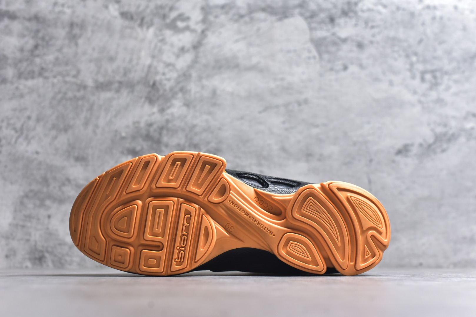 图片[6]-#2025Ss秋冬新款天猫同款Ecco/爱步 15周年高帮经典BIOM 广东大厂出品 经典和现代工艺品质融合 精选进口意大利小牛皮面料 百搭休闲老爹鞋 舒适性相当不错 版型楦型非常到位上脚 专柜热销款 独有鞋型设计 特有LOGO车边 特别有型 北欧风格 舒适 休闲保暖 超弹性 耐磨 减震 按摩大底(PU+TPU 组合） 经典潮流 随意搭配 货号： 8004741216 尺码： 39 40 41 42 43 44 45(标准码)-选品中心